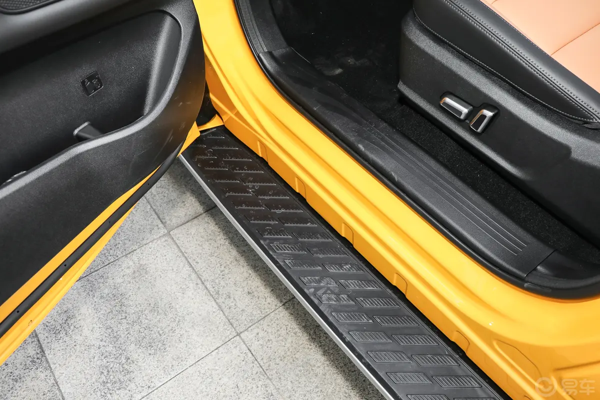 炮乘用版 2.4T 自动四驱小双运动型 柴油前排迎宾踏板