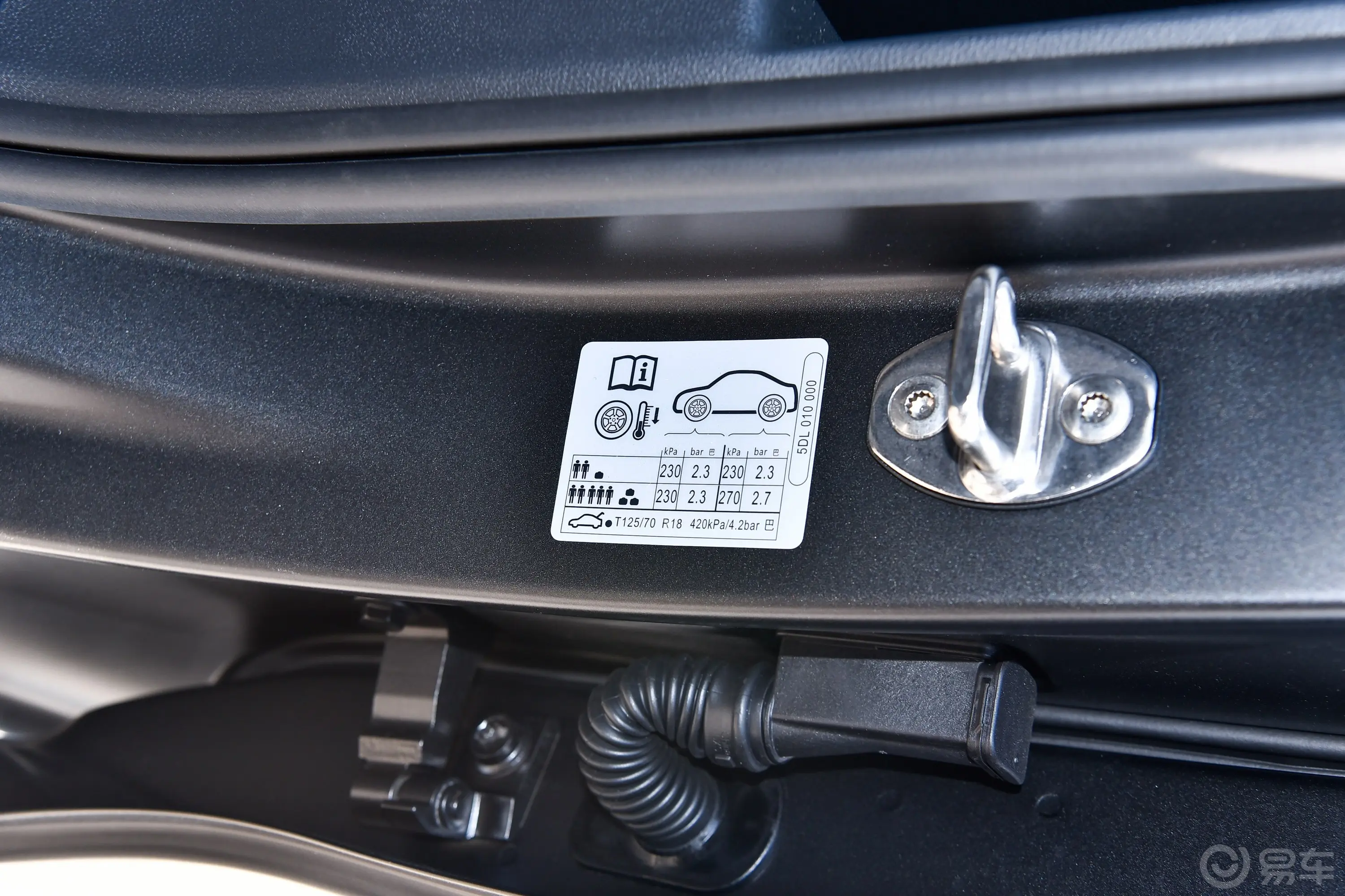 凌渡凌渡L 280TSI 酷辣版胎压信息铭牌