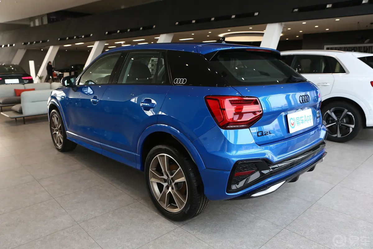 奥迪Q2L35 TFSI 时尚动感型侧后45度车头向左水平