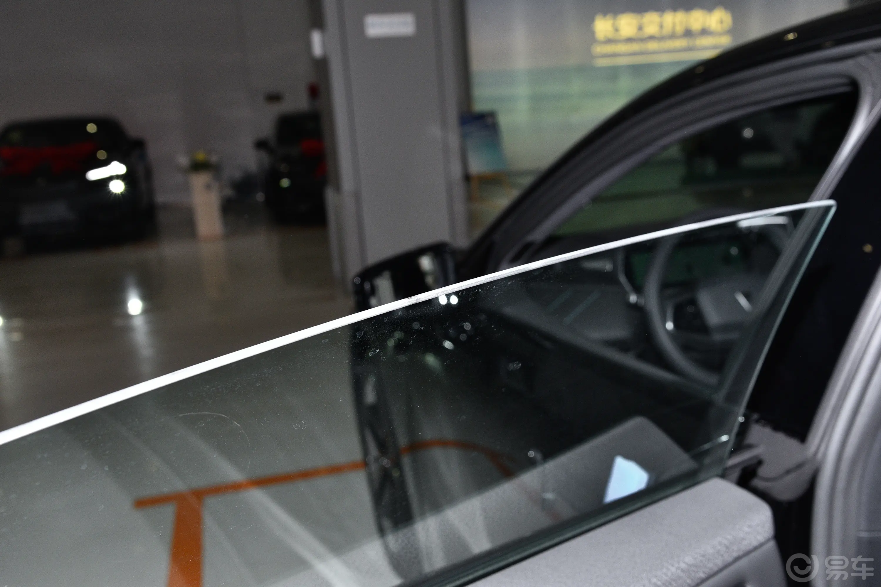深蓝SL03纯电版 515km 经典版后排玻璃材质特写