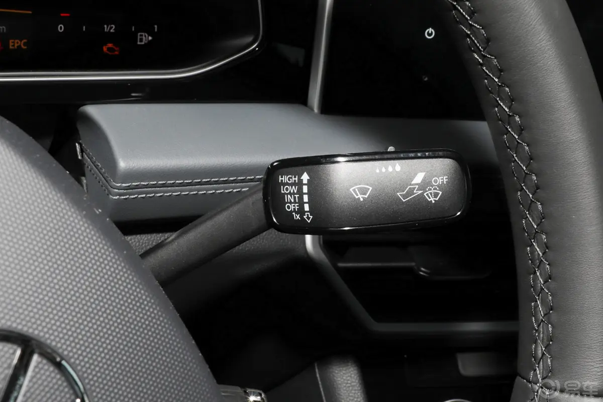 速腾200TSI 双离合飞越版主驾驶位