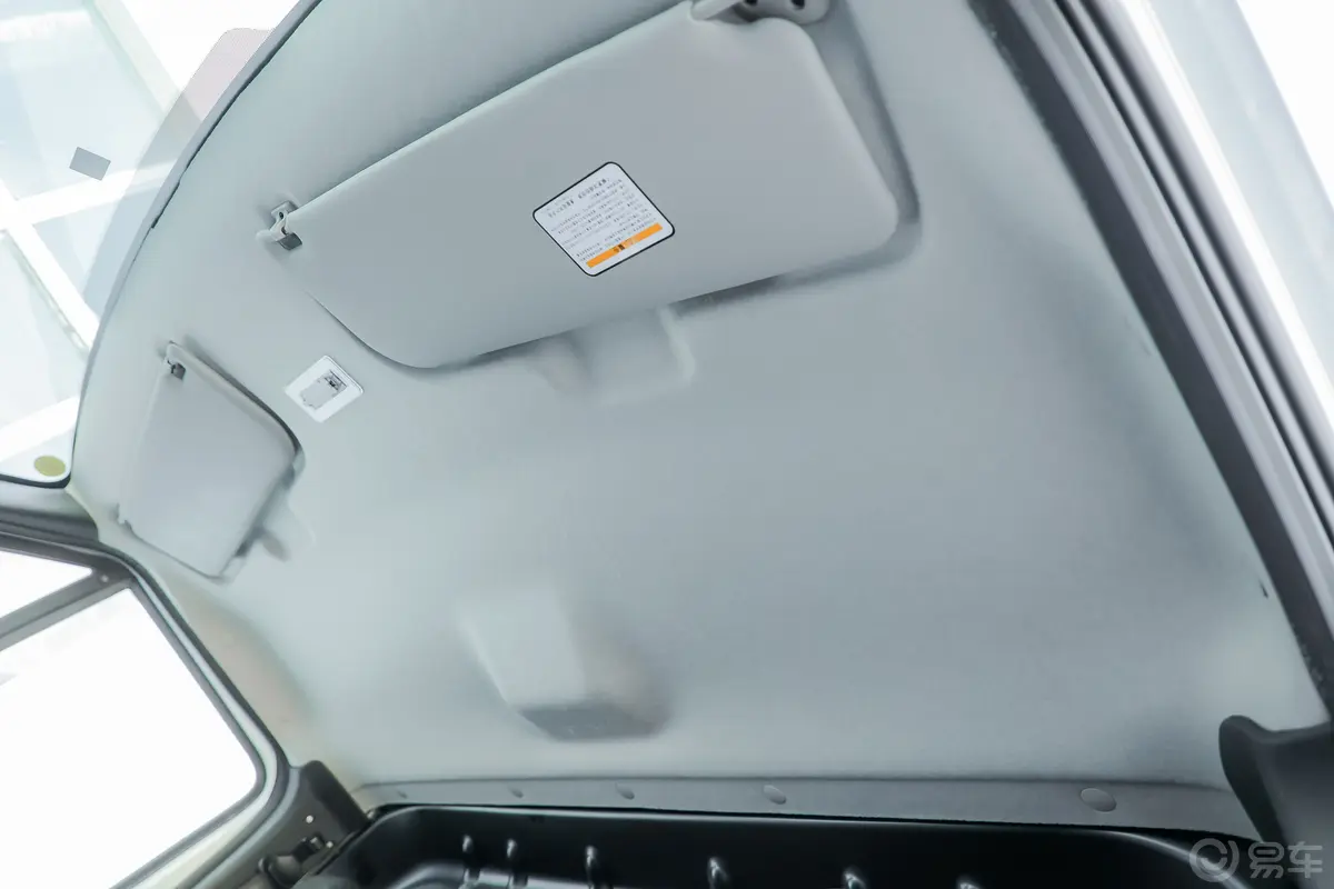 江铃福顺2.0T 手动短轴中顶商运型厢式运输车 2/3座 柴油天窗内拍关闭