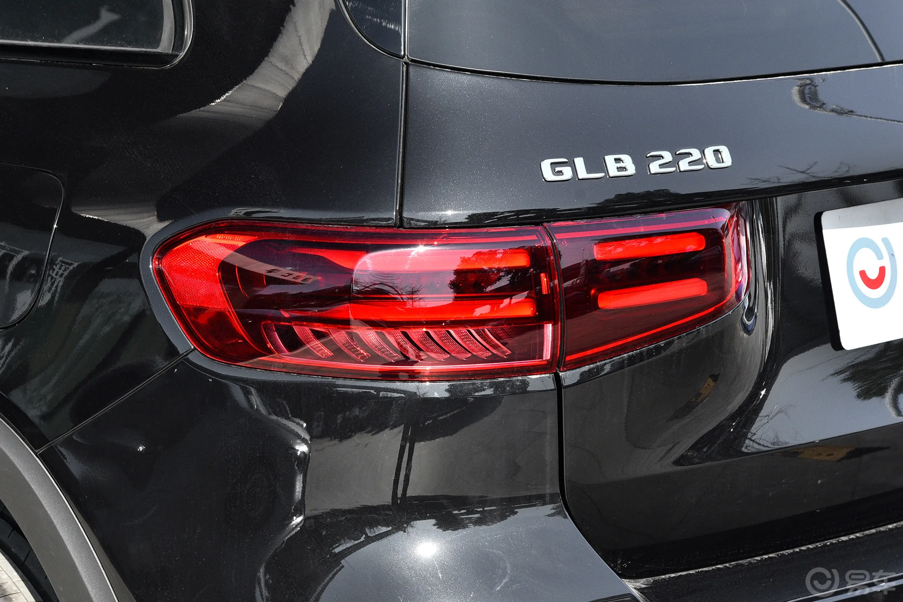 奔驰GLBGLB 220 4MATIC 7座尾灯侧45度俯拍