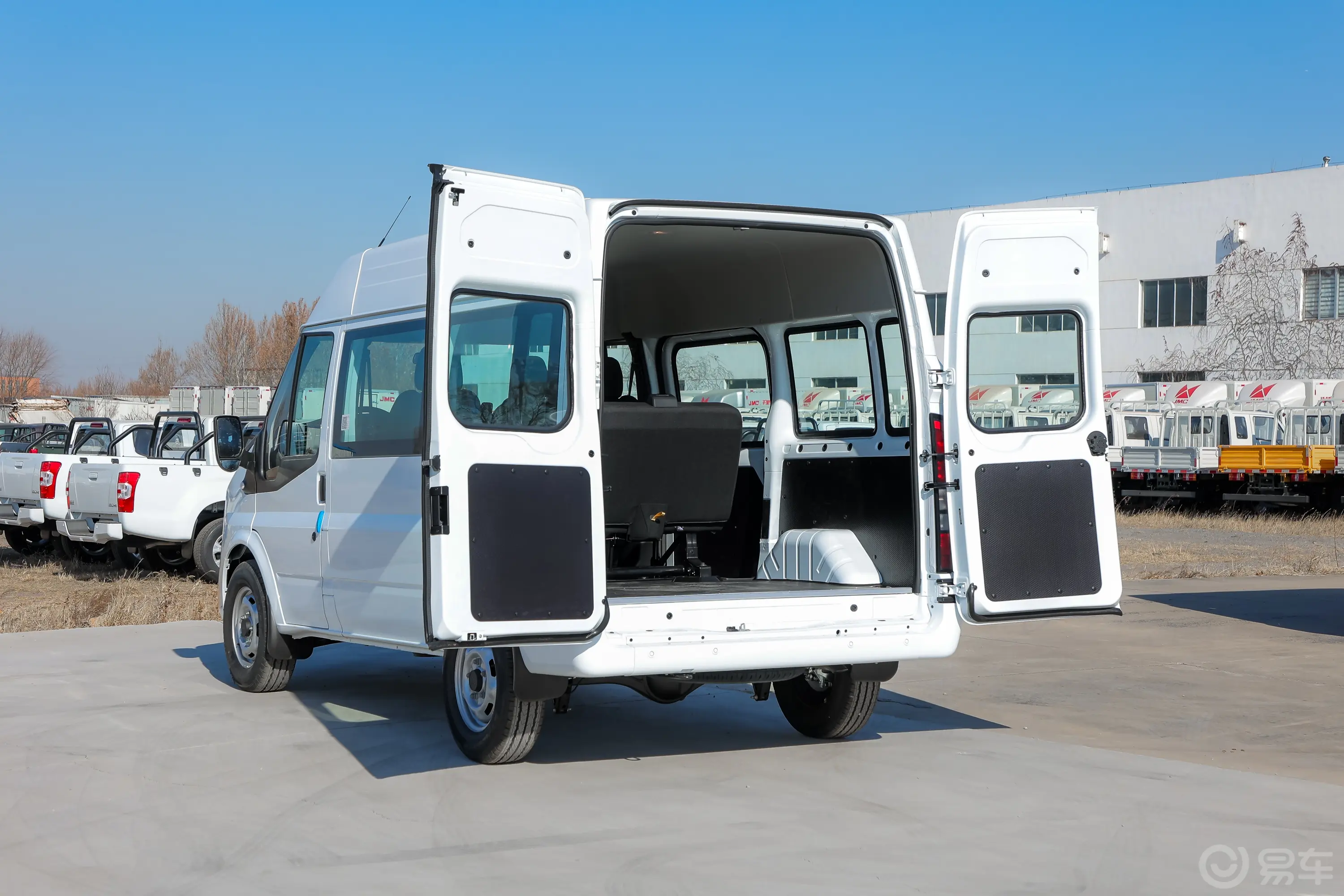 江铃福顺2.0T 自动短轴中顶商运型多功能乘用车 6座 柴油后备厢开启45度侧拍