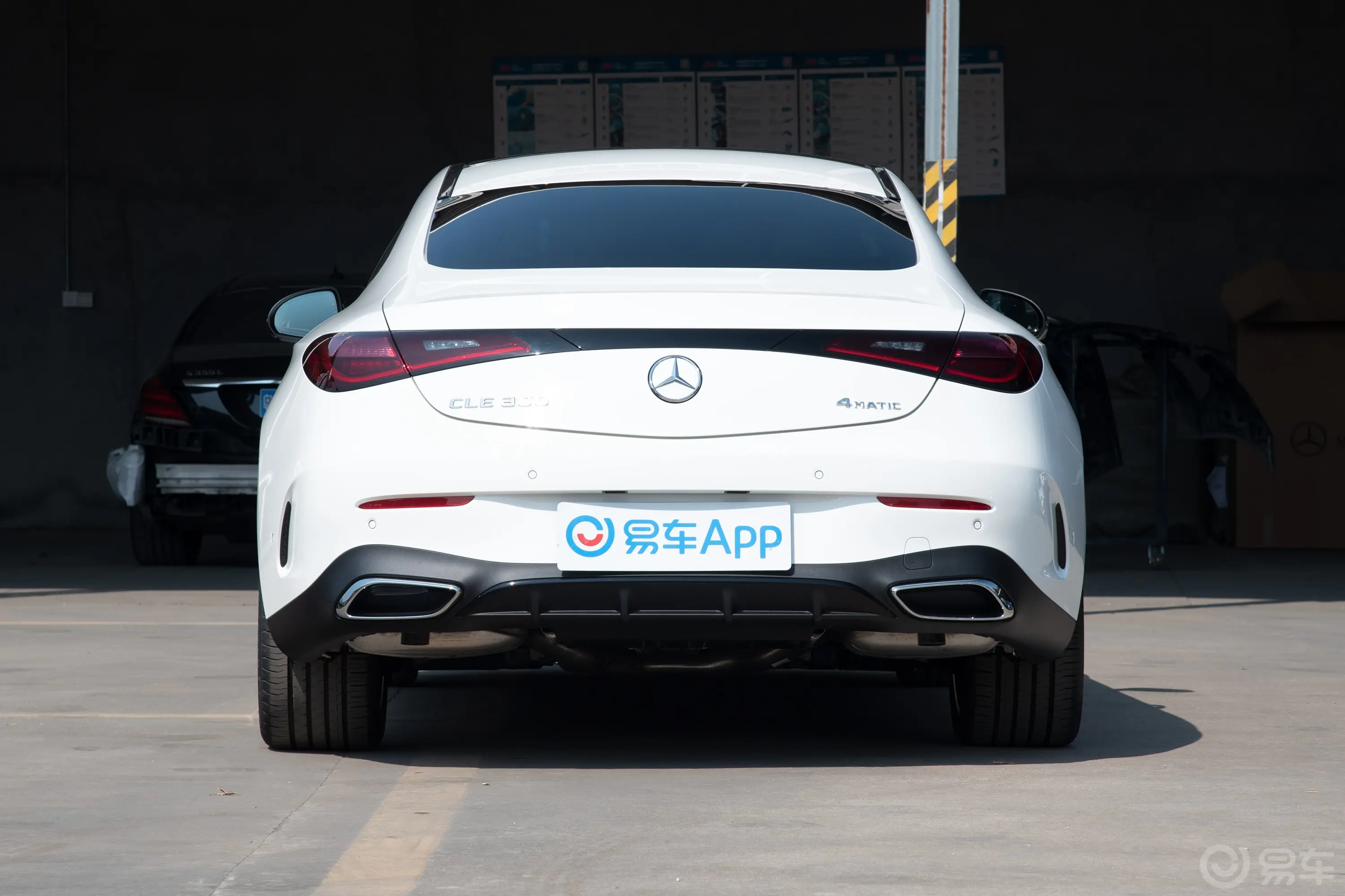 奔驰CLECLE 300 4MATIC 豪华型轿跑车正后水平