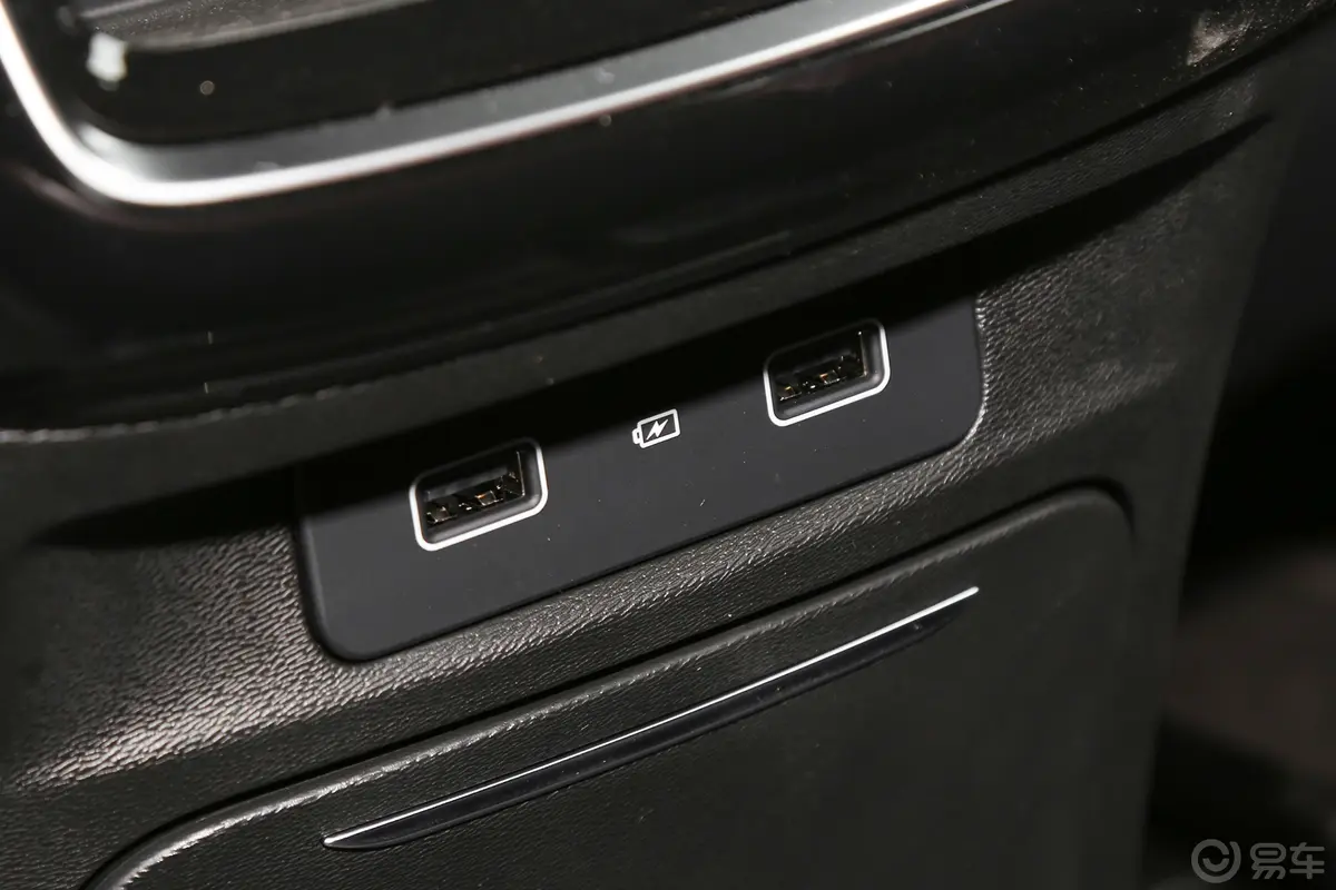 捷途X70 PLUS冠军版 1.5T 双离合冠军MAX 7座后排(第二排)充电口