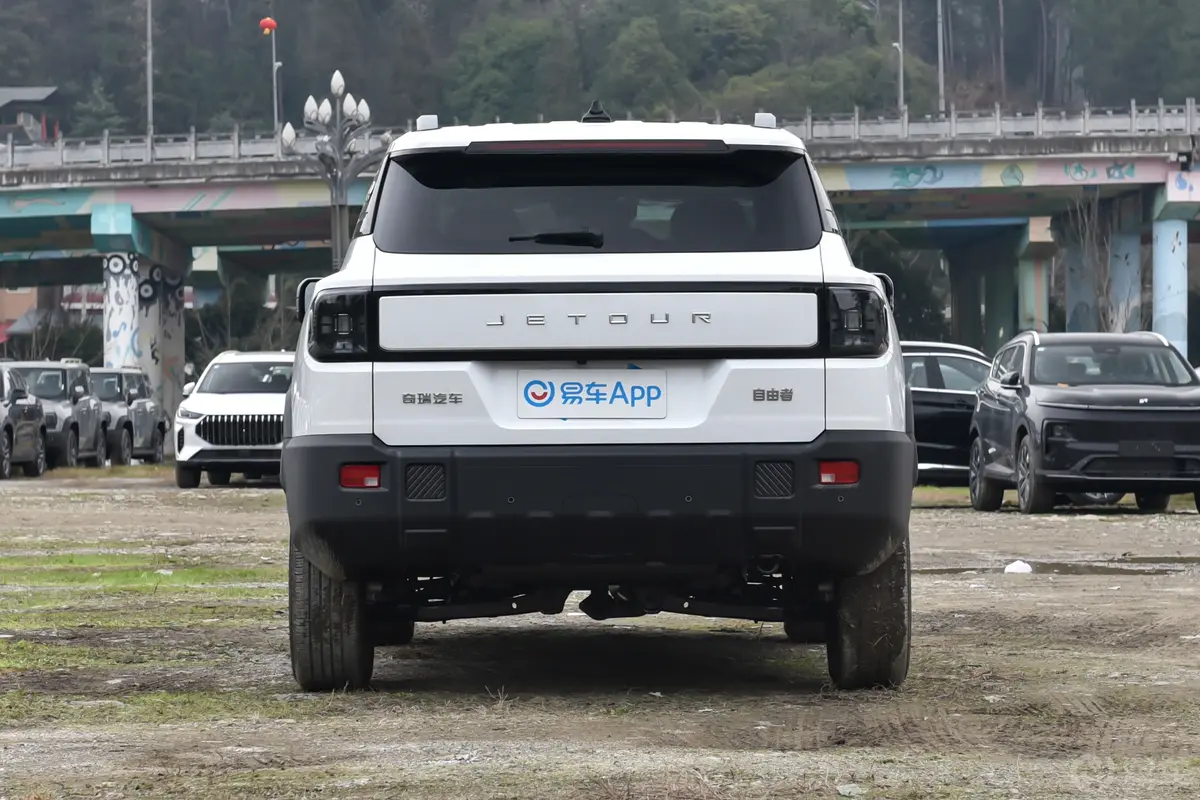捷途自由者1.5T 双离合两驱发现正后水平