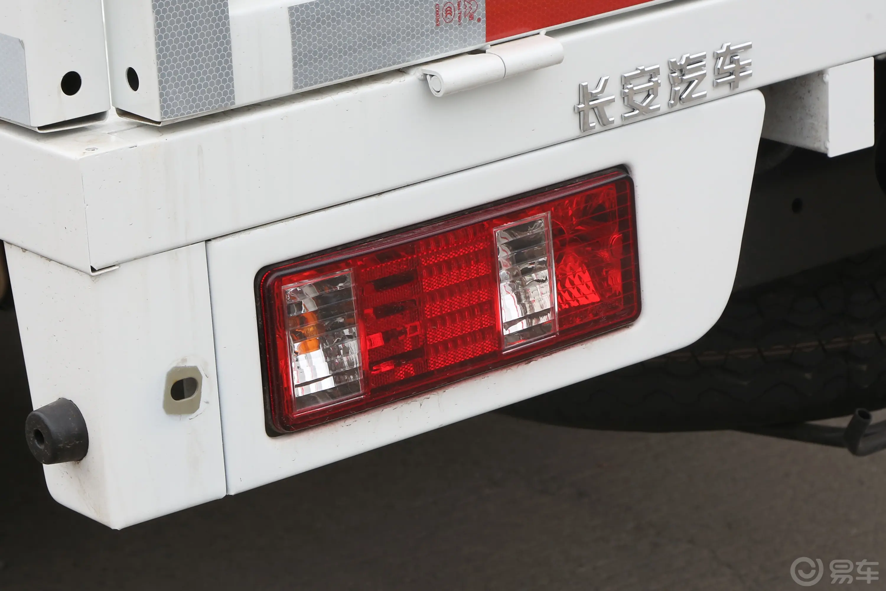 跨越者D5 EV300km 3.8米栏板车豪华版尾灯侧45度俯拍