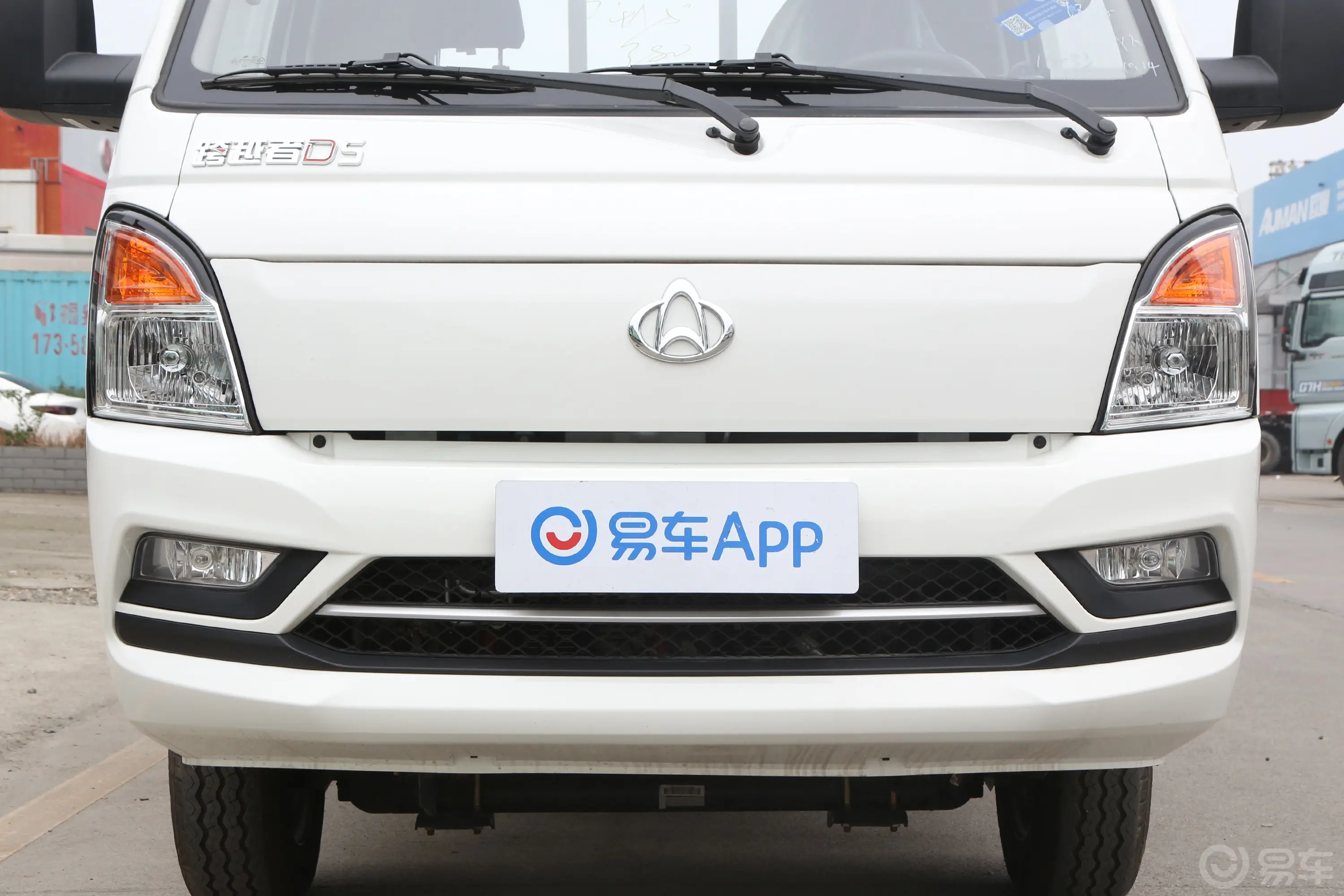 跨越者D5 EV300km 3.8米栏板车豪华版外观细节