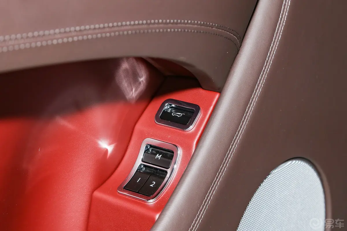 添越4.0T V8主驾驶位