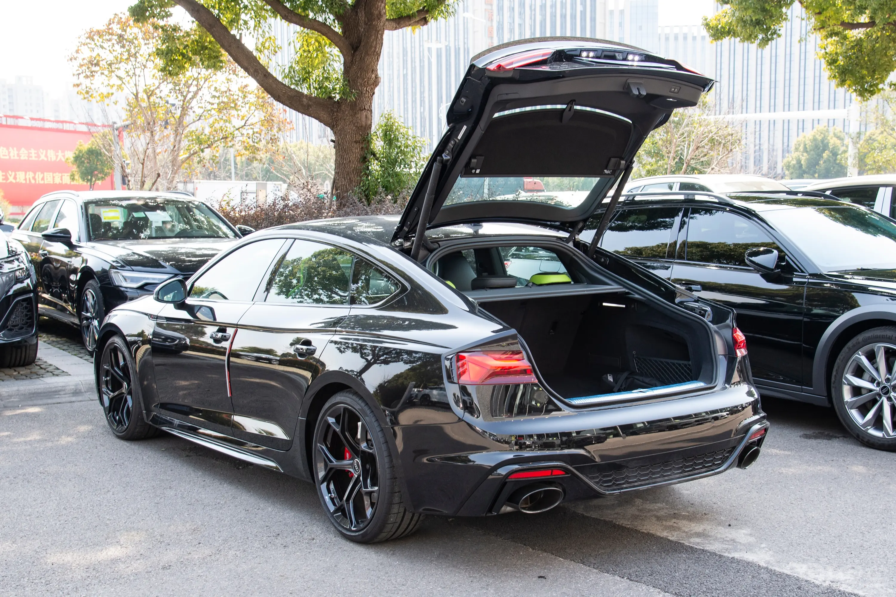 奥迪RS 52.9T Sportback 燃擎版后备厢开启45度侧拍