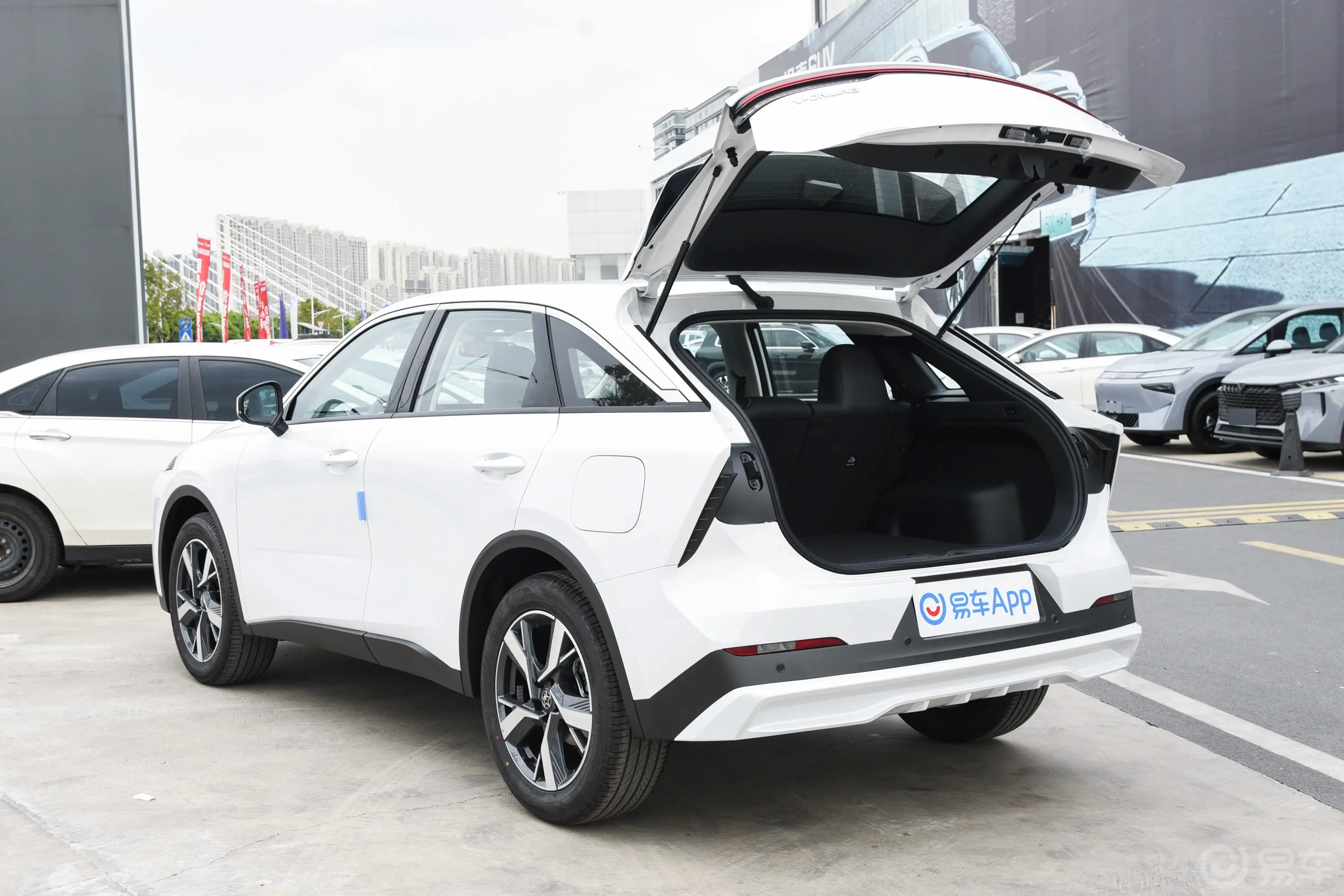 启辰大V DD-i超混动1.5T 150km 悦游版后备厢开启45度侧拍