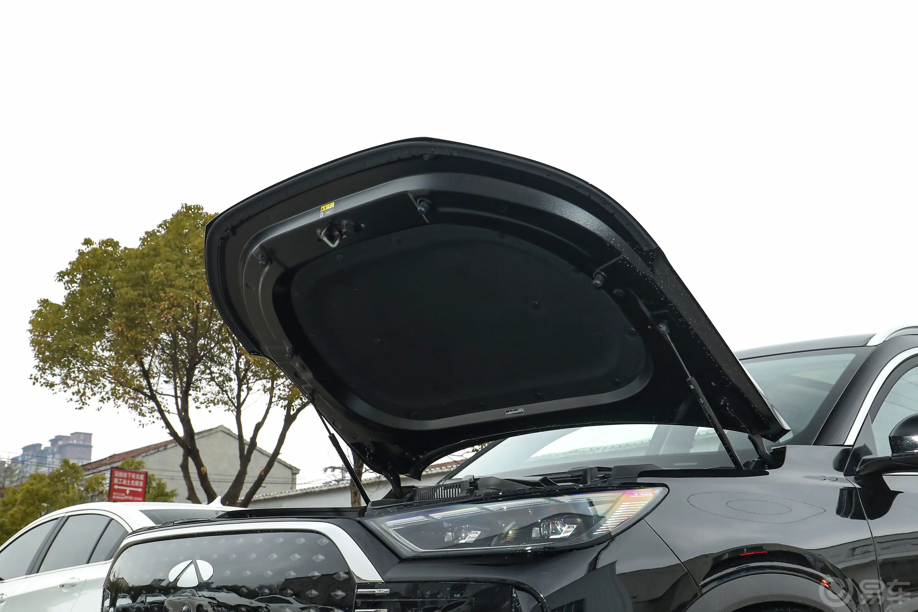风云T81.5T 130km 豪华版 7座前舱盖内侧