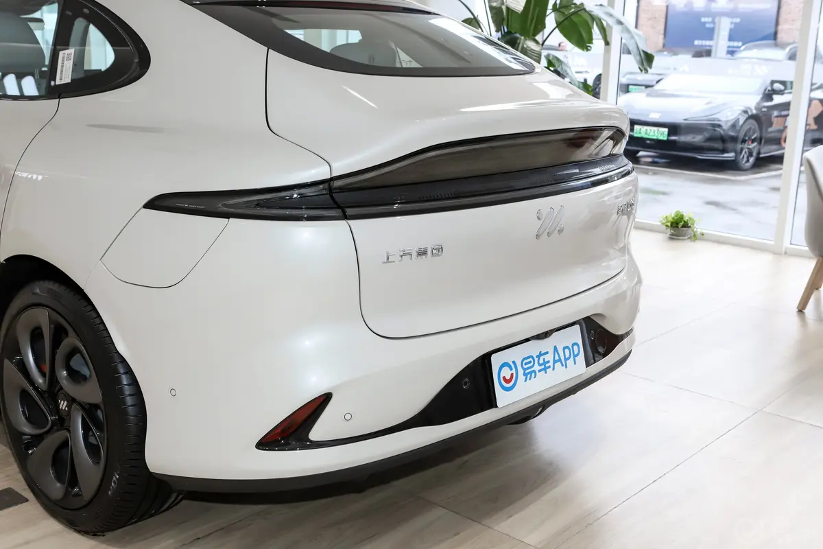 智己LS6剧院版 701km 后驱长续航灵蜥智享版车尾特写