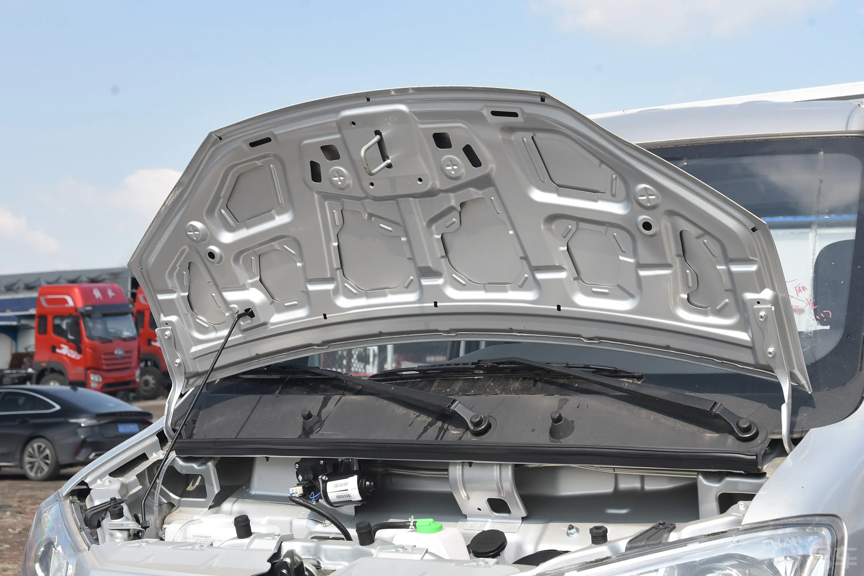跨越王X1东安1.6L 单排双后轮载货车 汽油前舱盖内侧