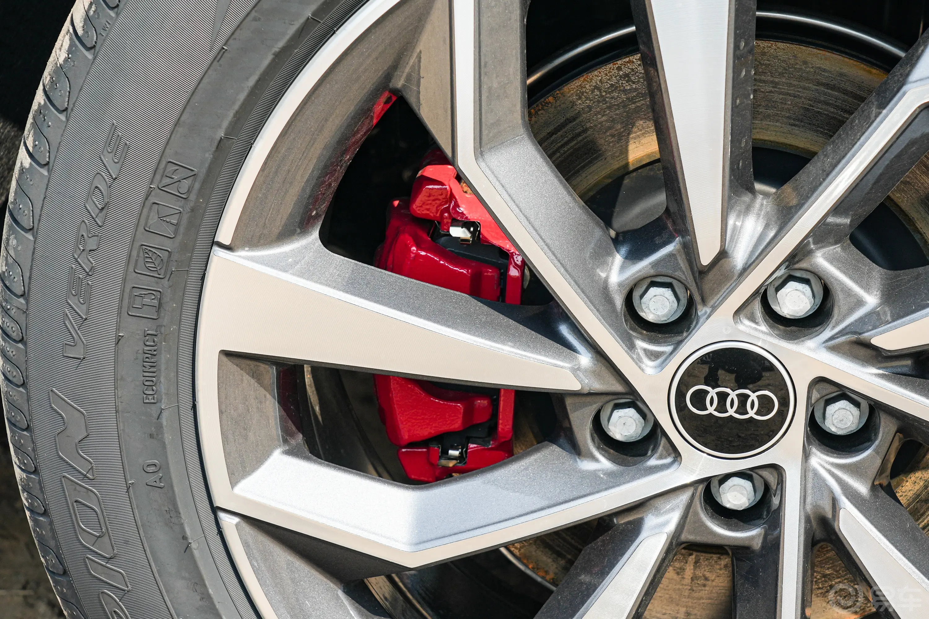 奥迪Q5Lquattro45周年典藏版 40 TFSI 豪华动感型后刹车卡钳