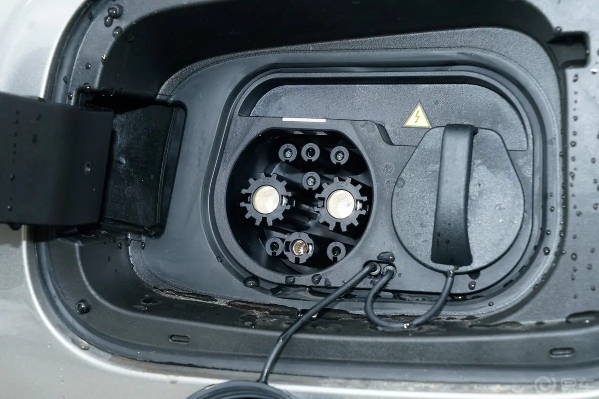 银河L7EM-i 1.5L 115km 远航版快充充电口