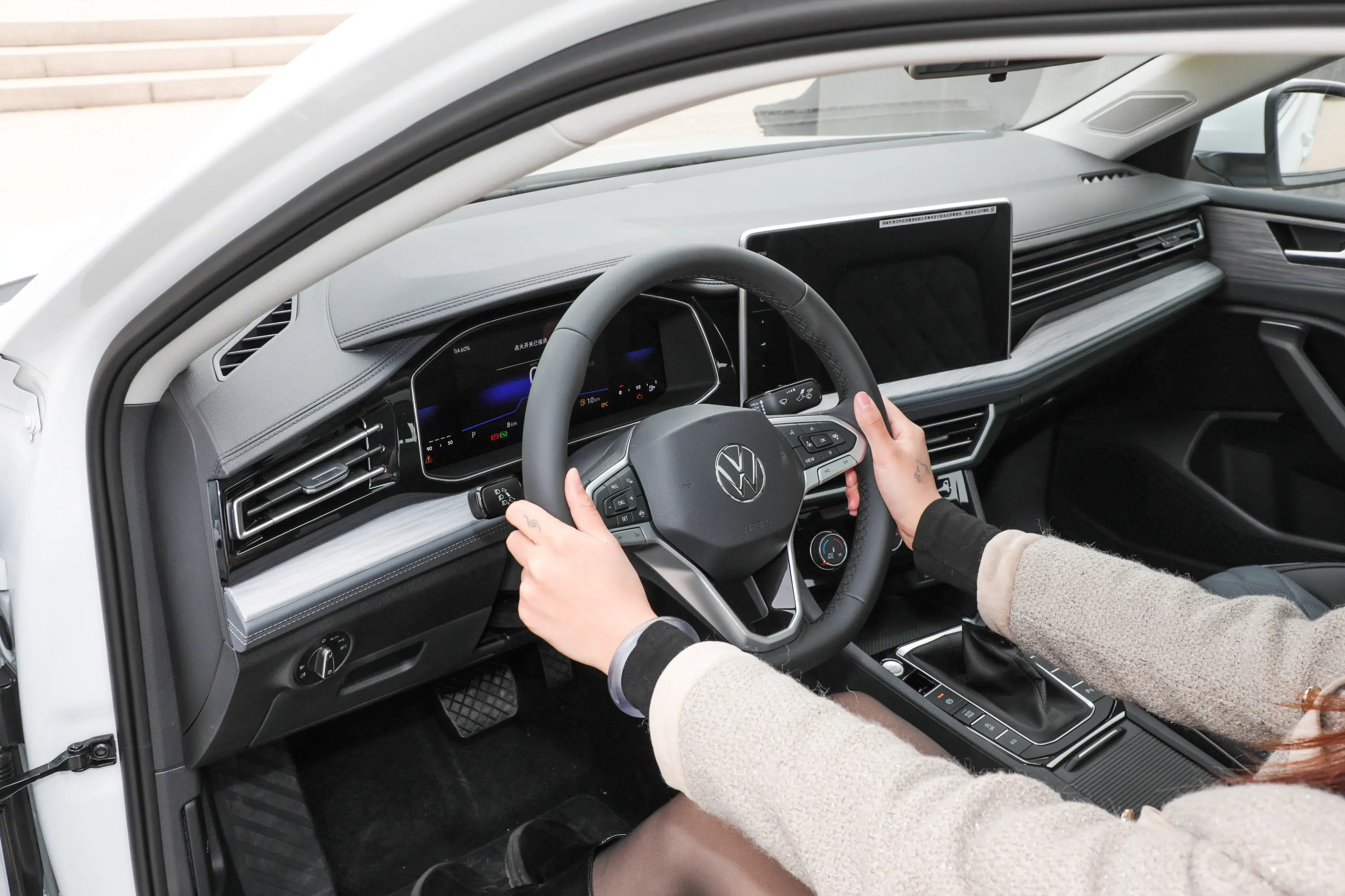 速腾改款 300TSI 双离合超越版主驾驶位