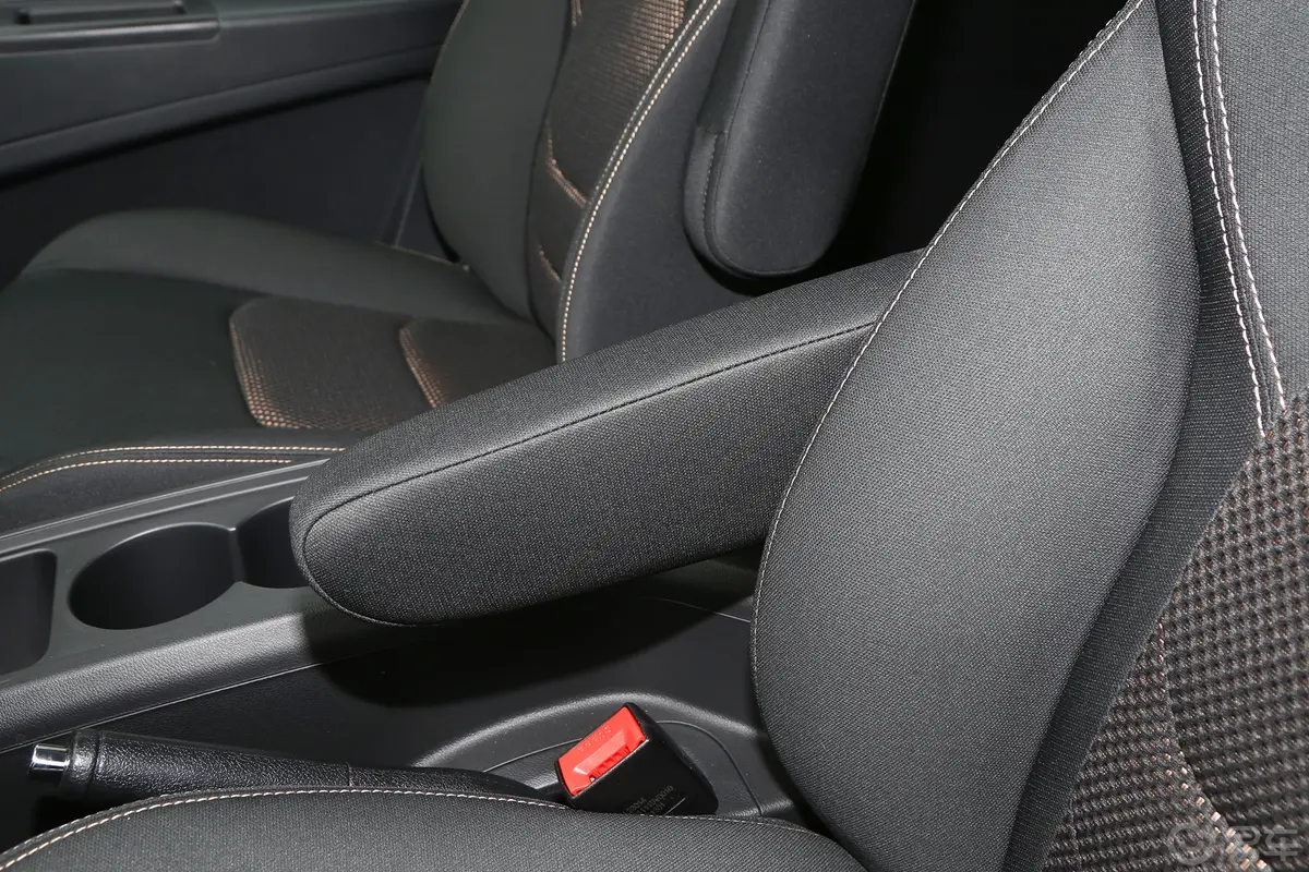 瑞风M3PLUS 1.8L 舒适版 8座 CNG前排中央扶手