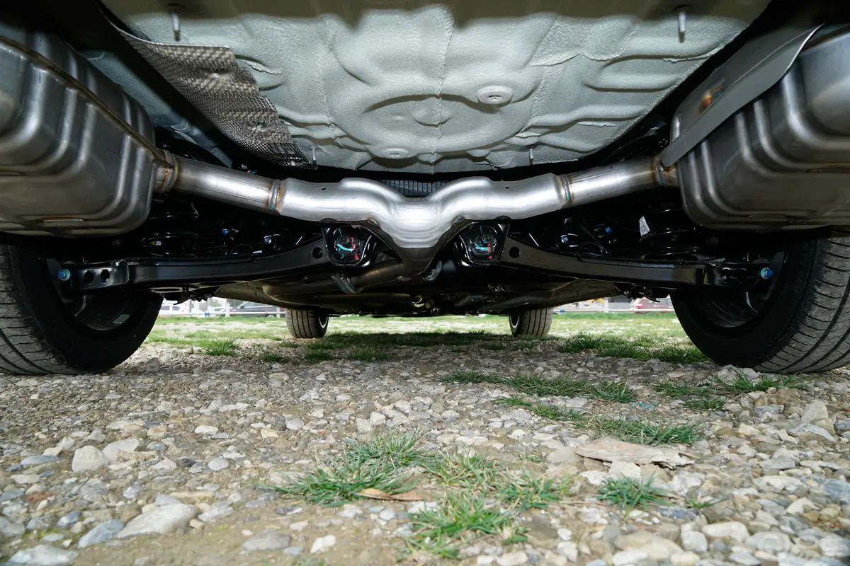 艾瑞泽82.0T 双离合劲后悬架整体
