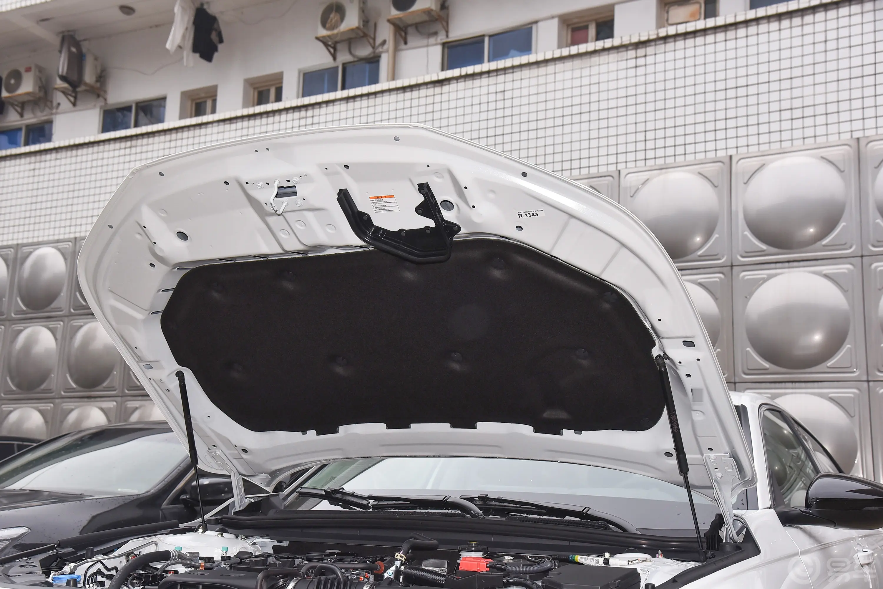 雅阁运动系列 260TURBO 豪华版前舱盖内侧