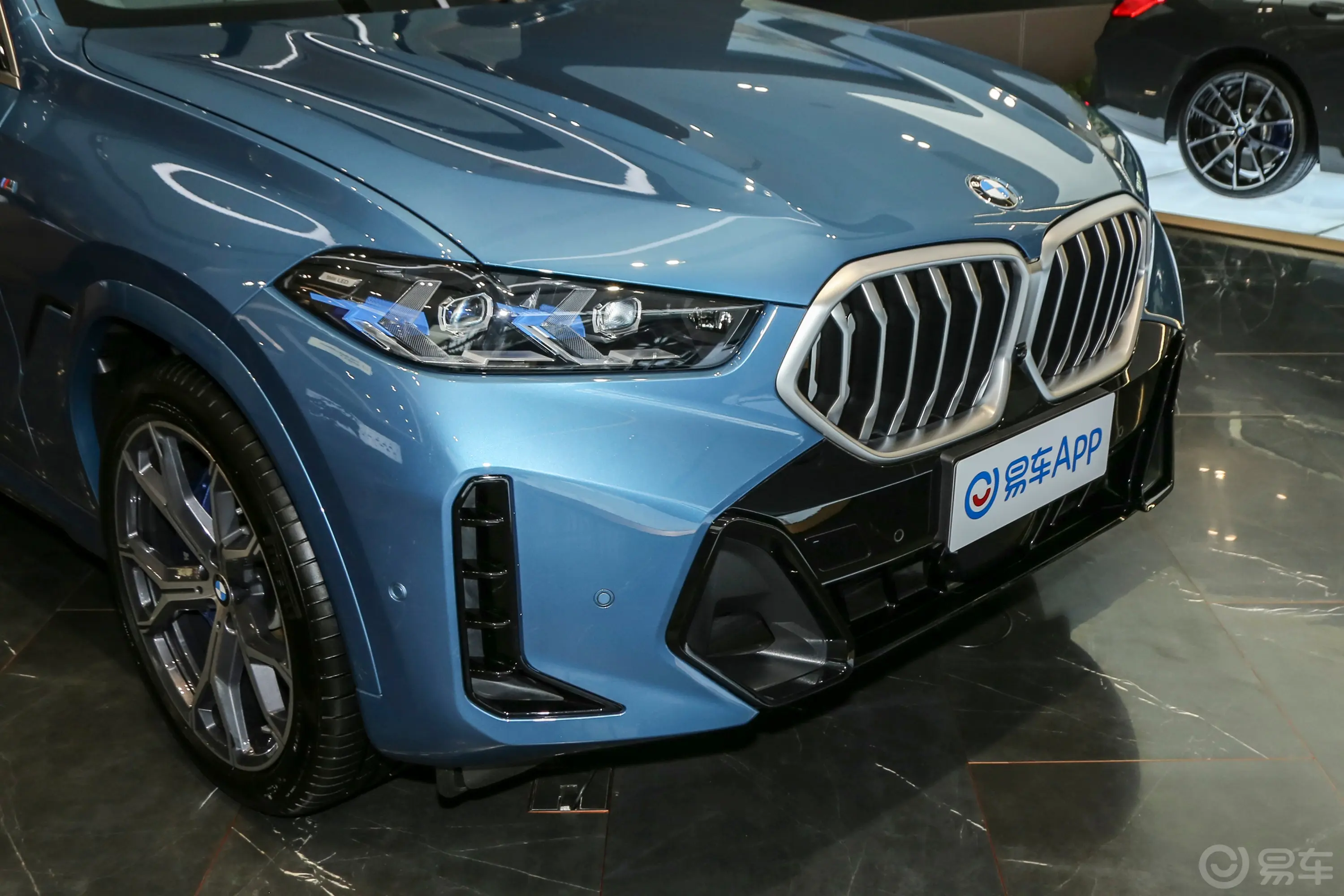 宝马X6改款 xDrive40i 尊享型 M运动套装前格栅侧俯拍