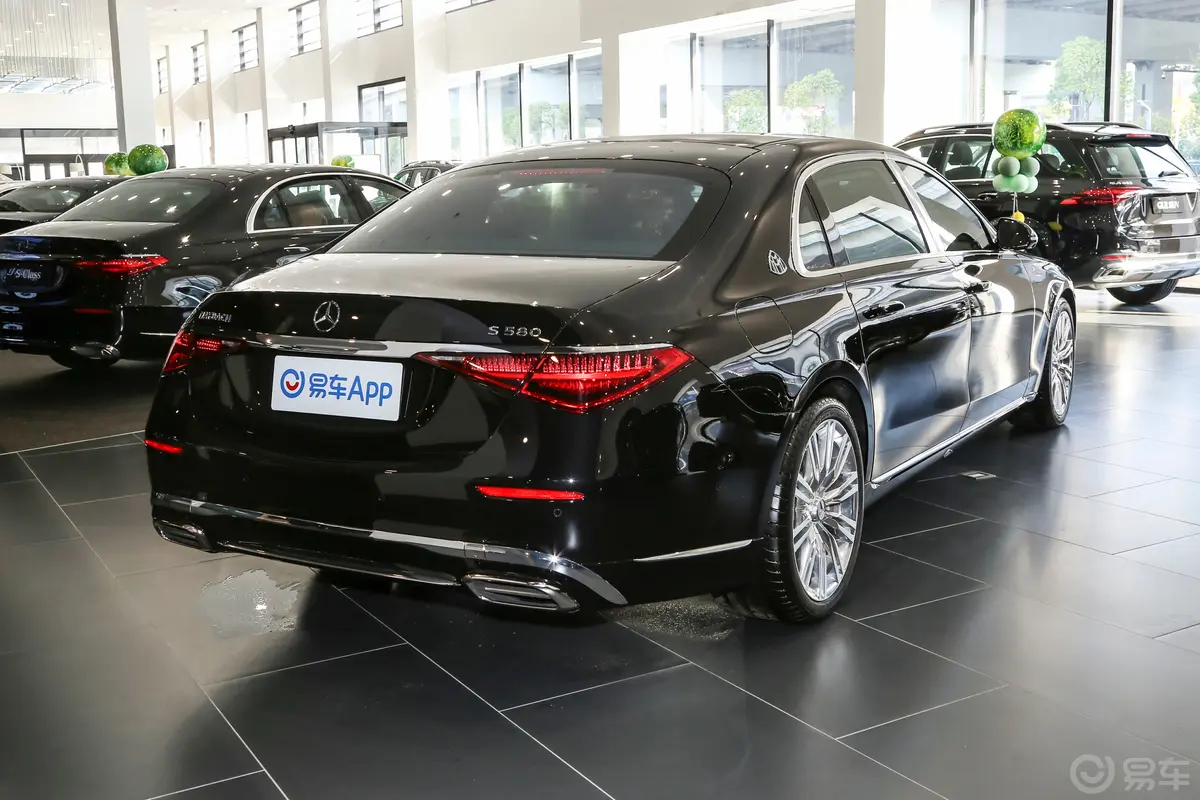 迈巴赫S级S 580 4MATIC侧后45度车头向右水平