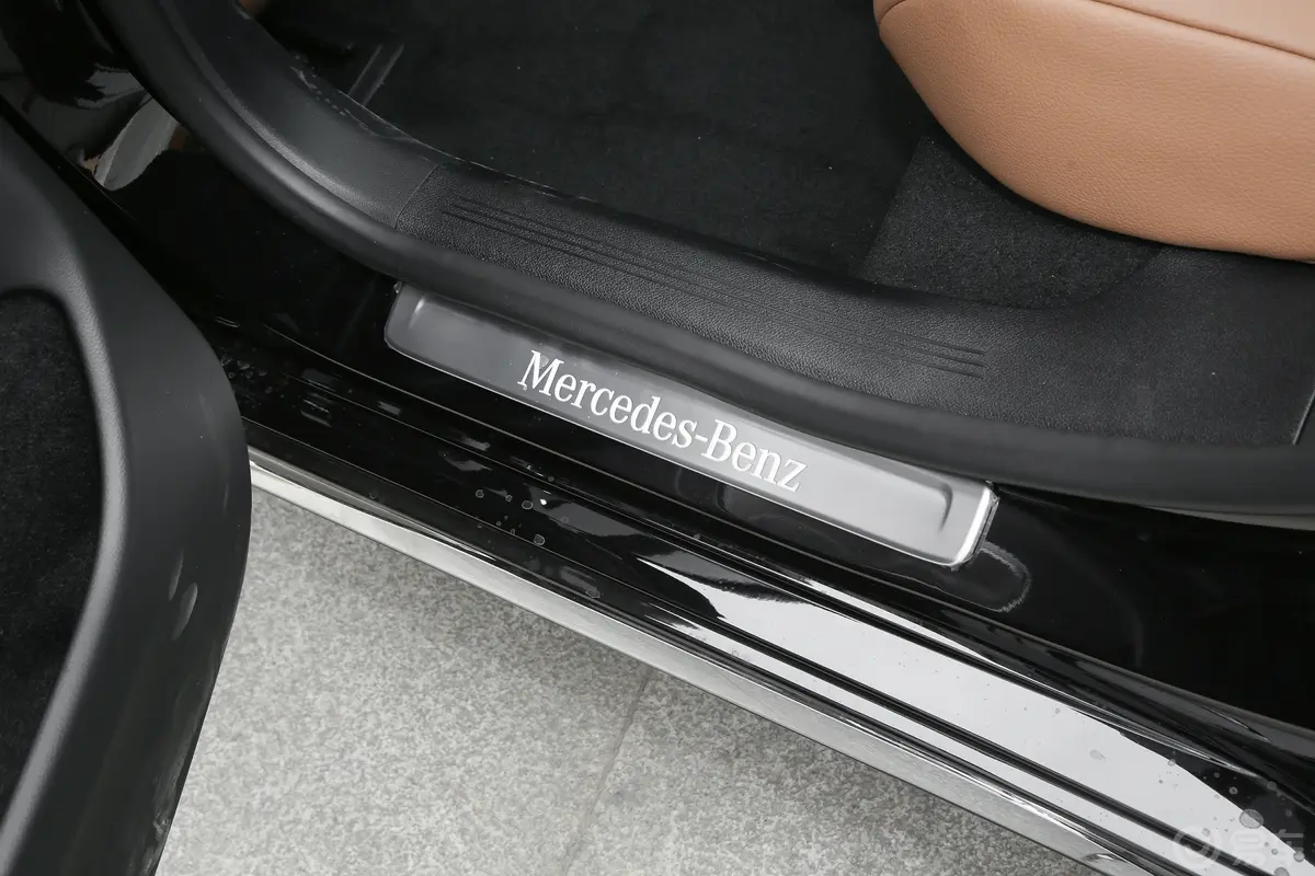 奔驰E级改款 E 300 L 运动豪华型后排空间