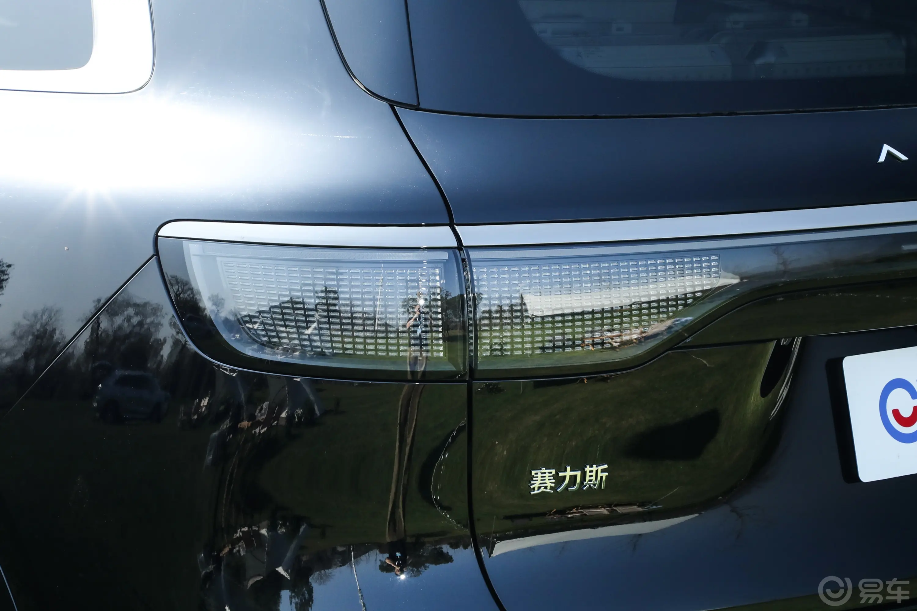 问界M8增程版 310km Ultra 6座尾灯侧45度俯拍