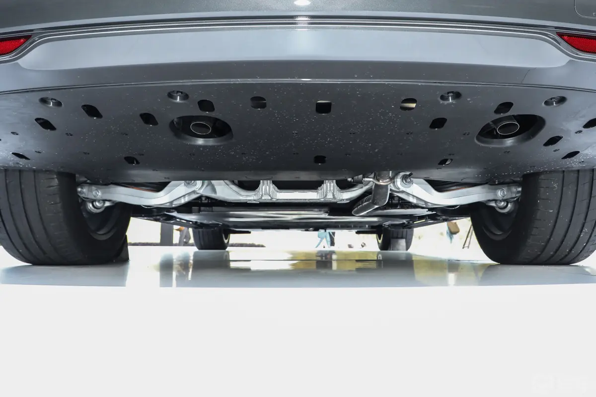 问界M8增程版 310km Ultra 5座后悬架整体