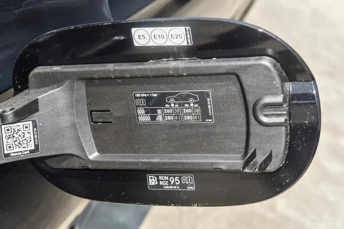 奔驰E级改款 E 260 L 运动型胎压信息铭牌