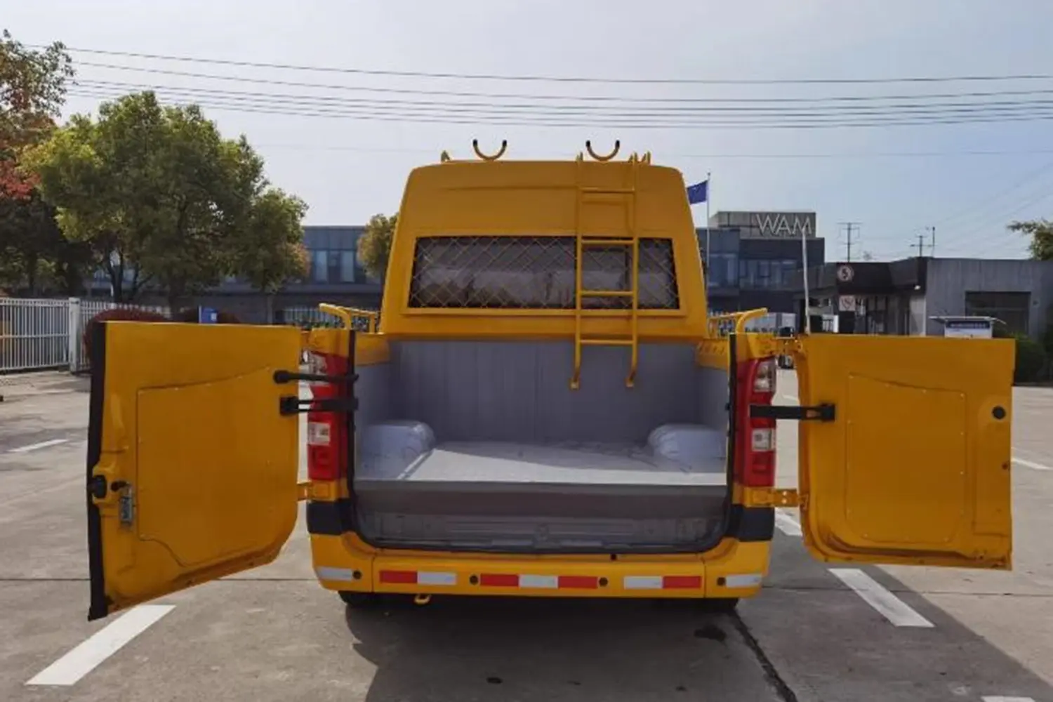 图雅诺斗式工程车 2.8T 手动两驱尊享版 9座后备厢