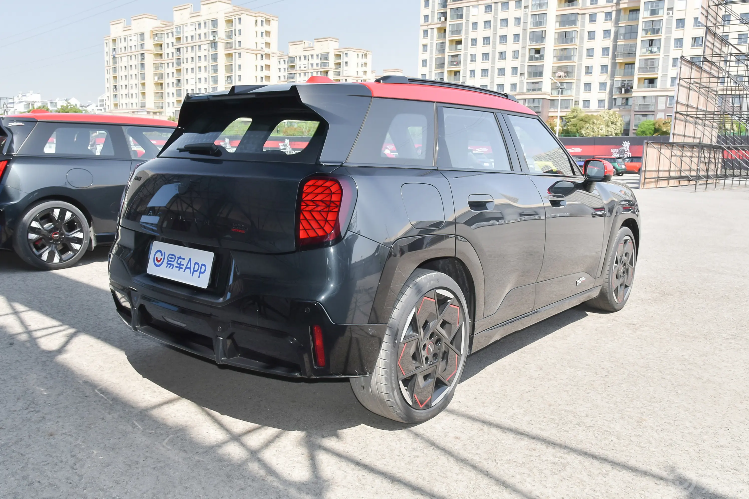 电动MINI JCW ACEMAN406km JOHN COOPER WORKS侧后45度车头向右水平