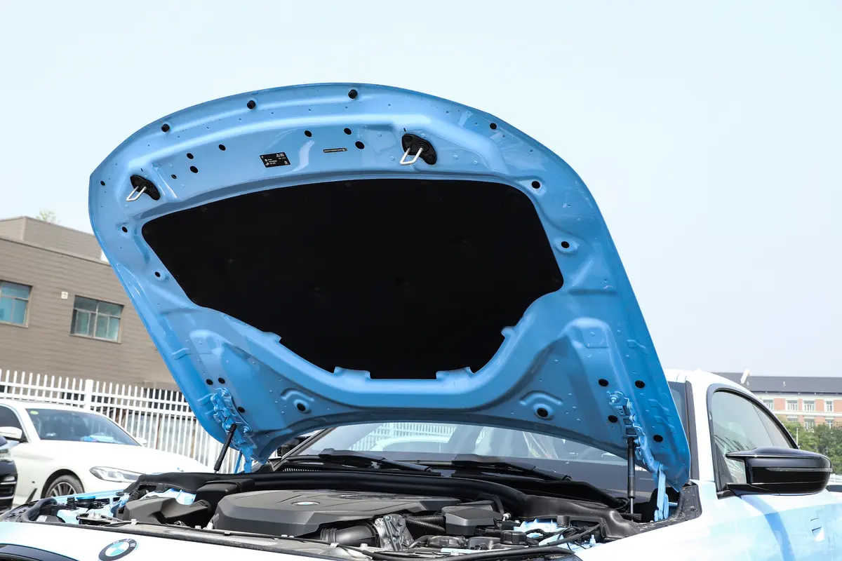 宝马2系(进口)双门轿跑车 M240i xDrive前舱盖内侧