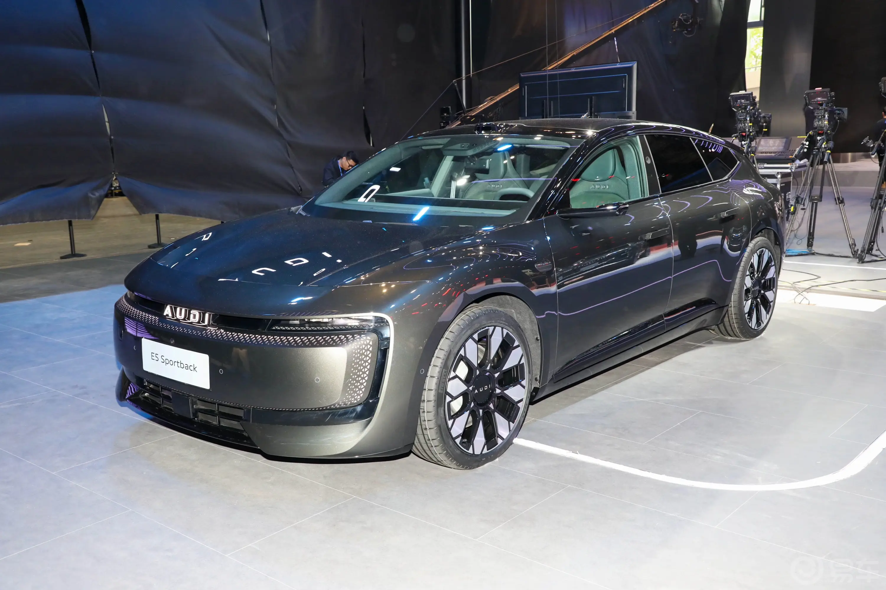 奥迪E5 Sportback标准版侧前45度车头向左水平