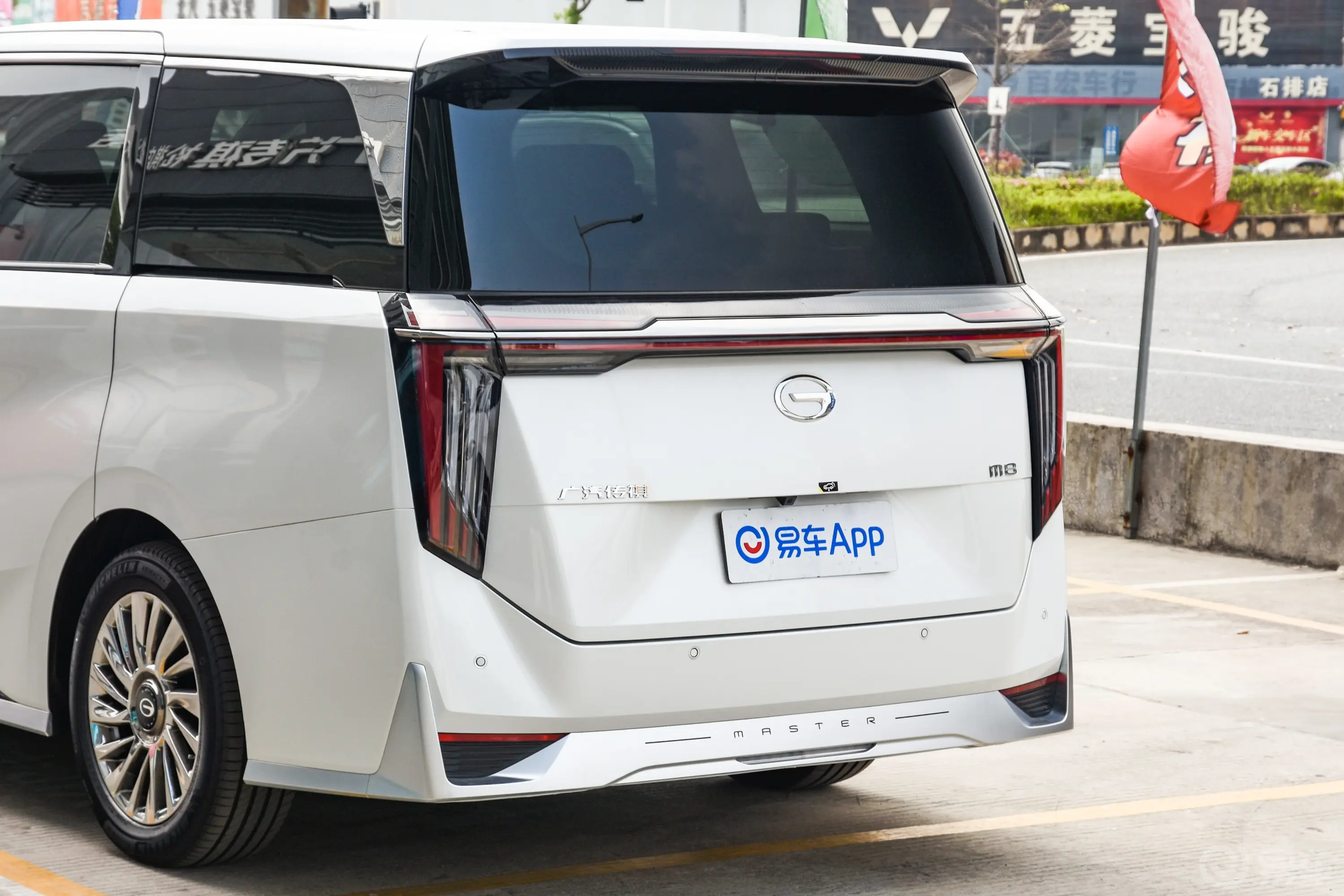 传祺M8宗师系列 400T 科技关爱版 7座车尾特写
