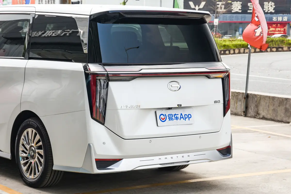 传祺M8宗师系列 400T 科技关爱版 7座车尾特写