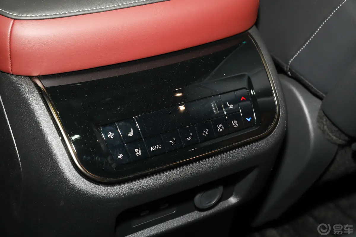 英菲尼迪QX803.5T Autograph 7座后排