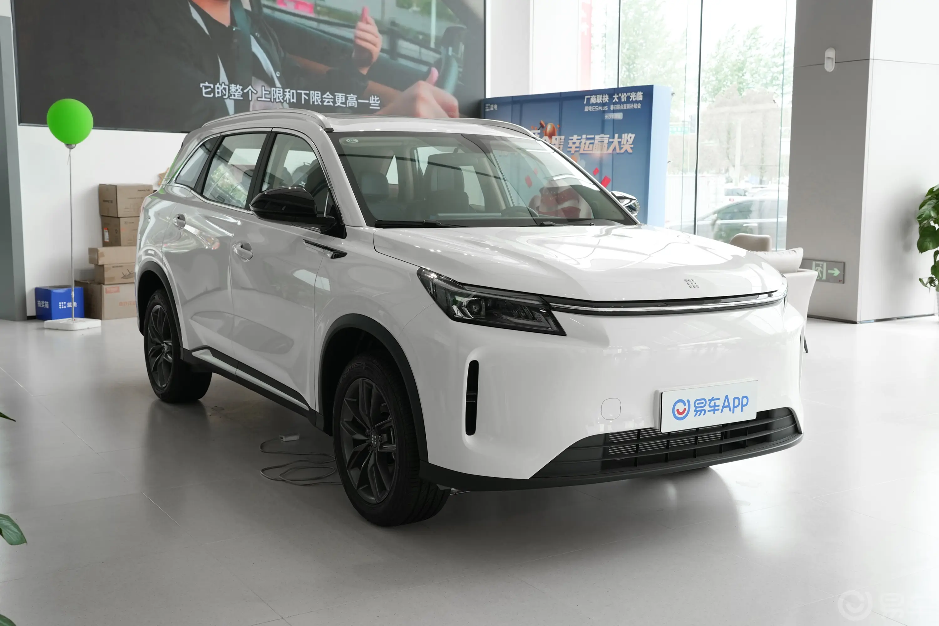蓝电E5 PLUS1.5L 120km 标准续航版 7座侧前45度车头向右水平