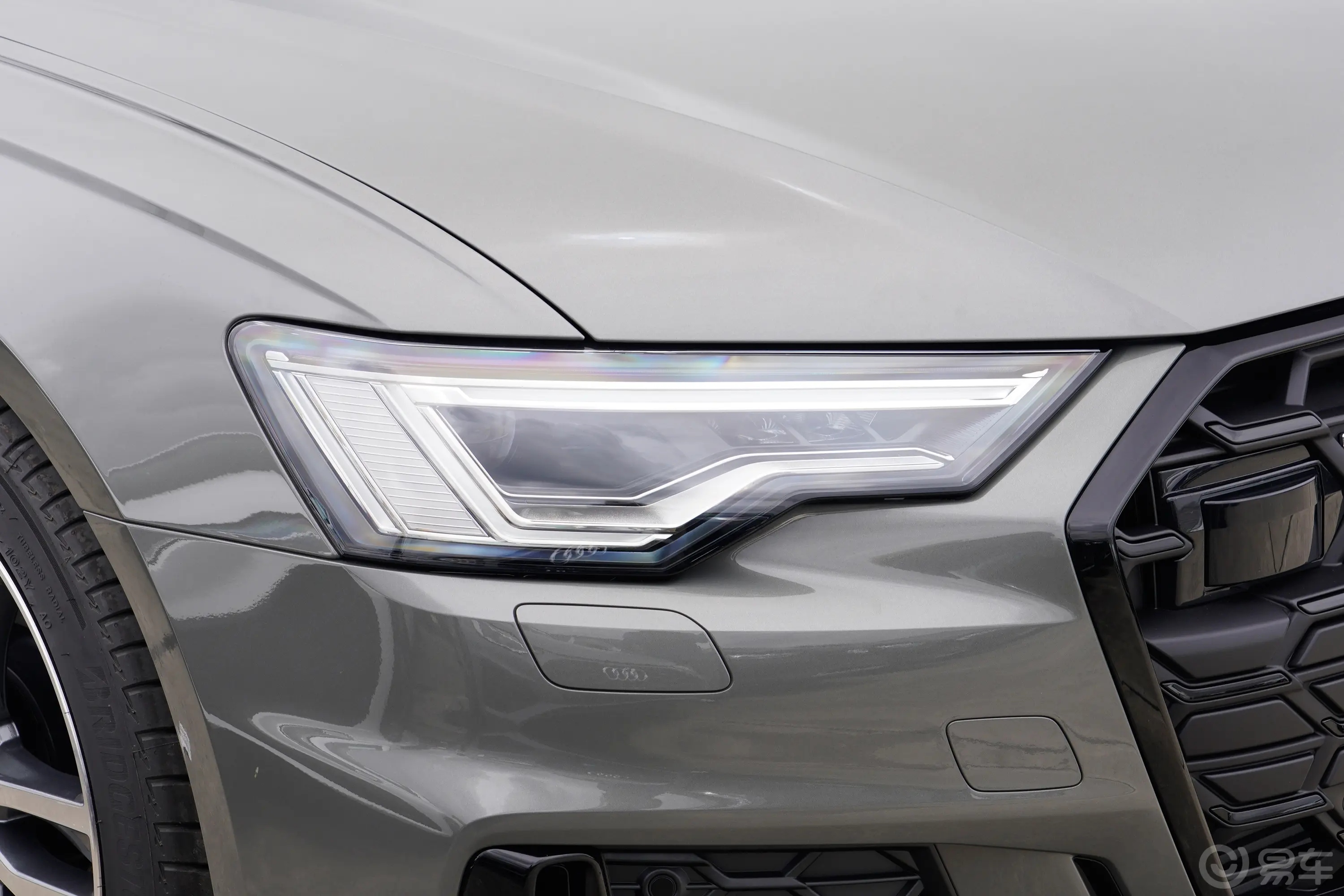 奥迪A6Avant 先锋派 45 TFSI quattro 臻选动感型大灯侧45度俯拍