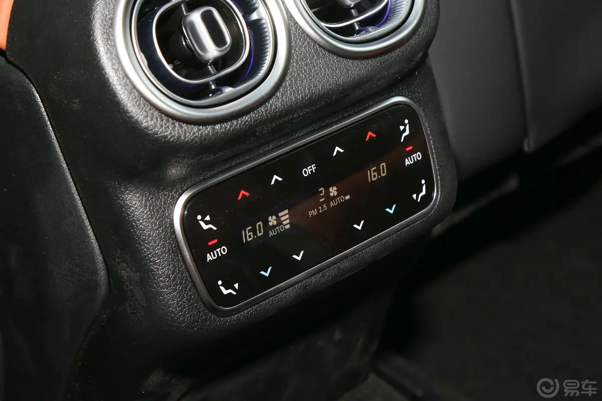 奔驰GLC改款 GLC 260 L 4MATIC 豪华型 5座后排(第二排)空调控制区