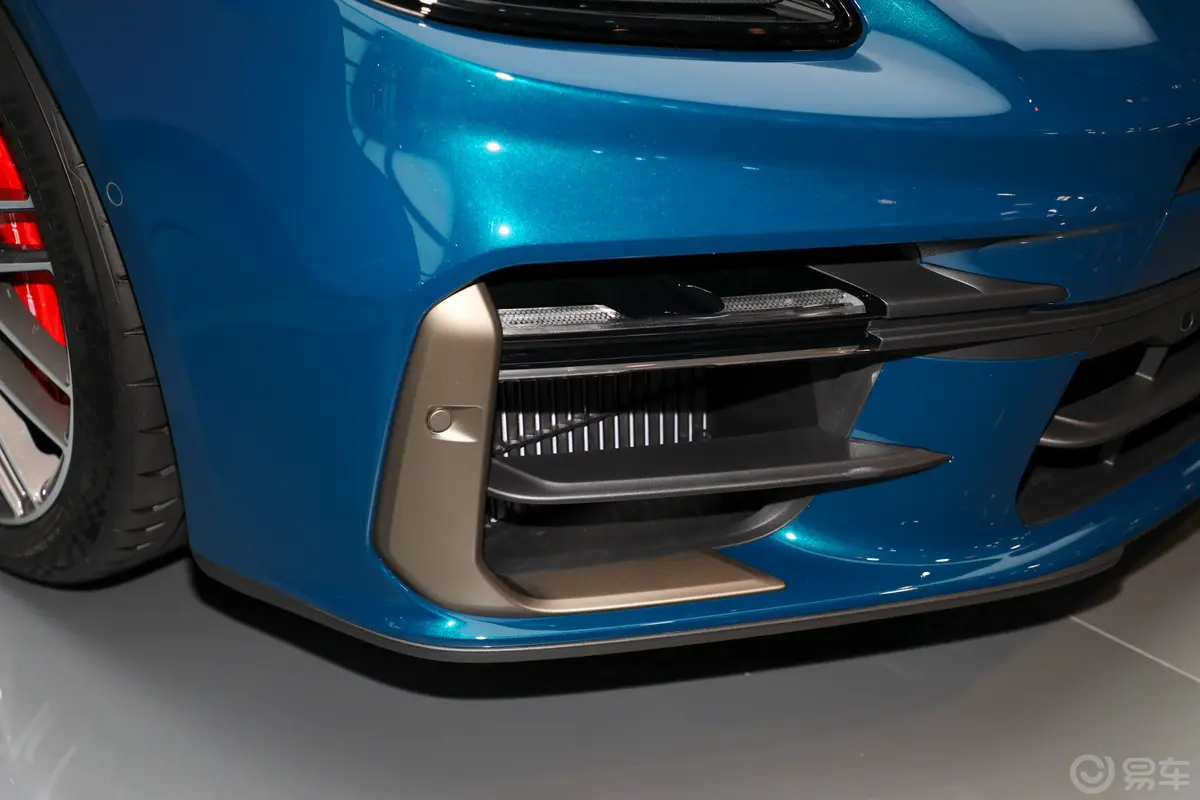 Panamera E-HybridPanamera Turbo 4.0T大灯侧45度俯拍