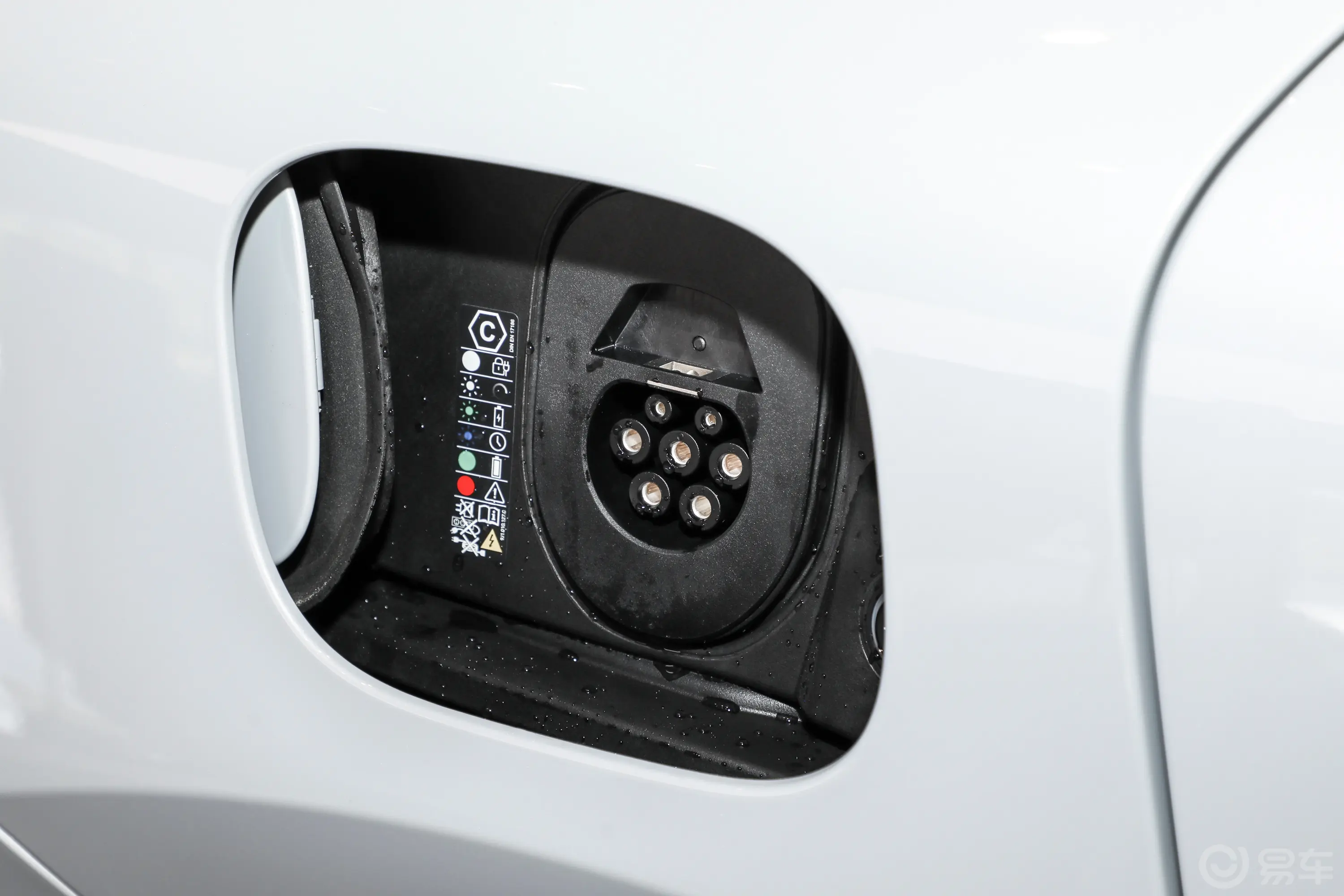 Macan 纯电动Macan 4 劲驰版慢充充电口
