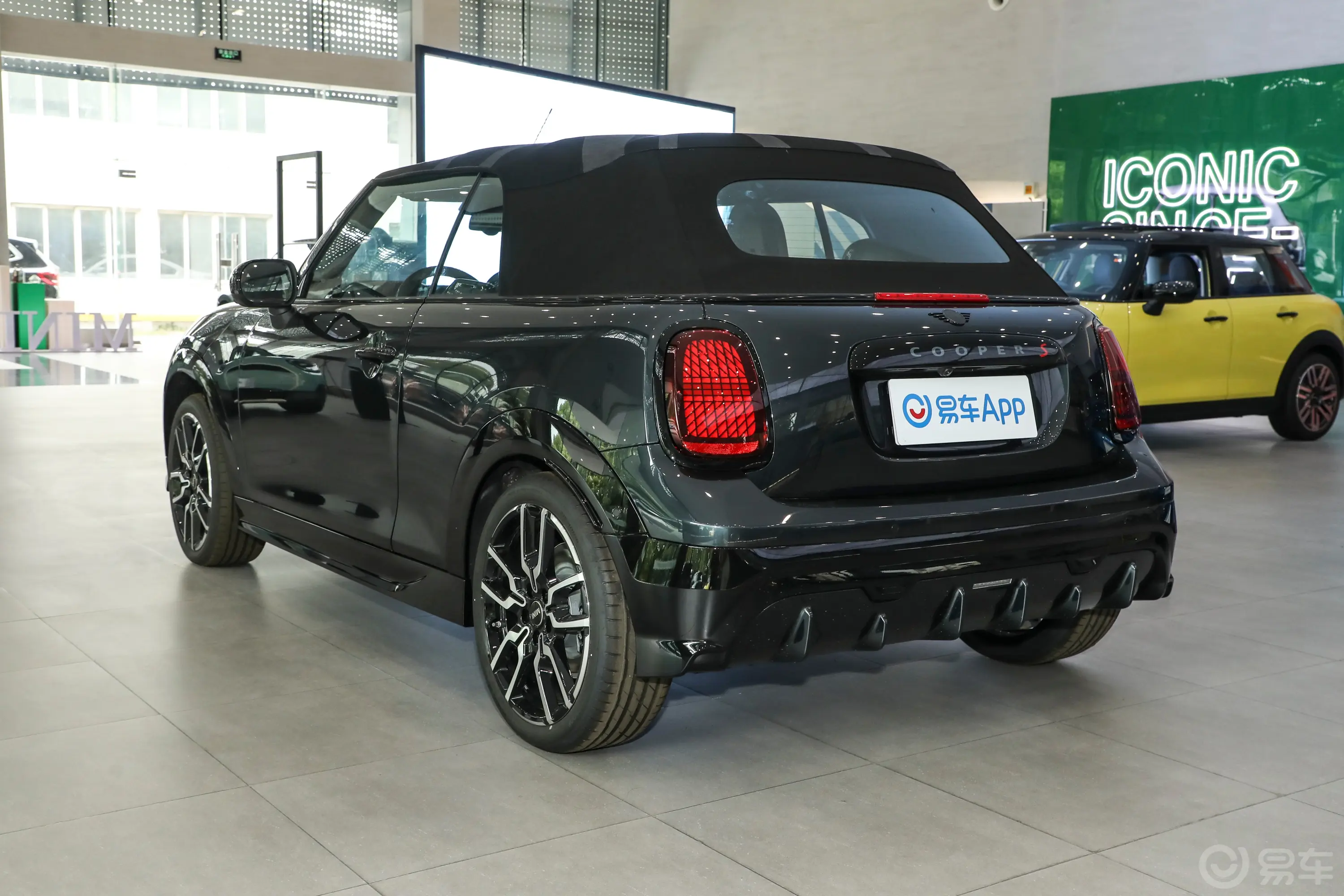 MINI CABRIO2.0T COOPER S CABRIO 赛车手侧后45度车头向左水平