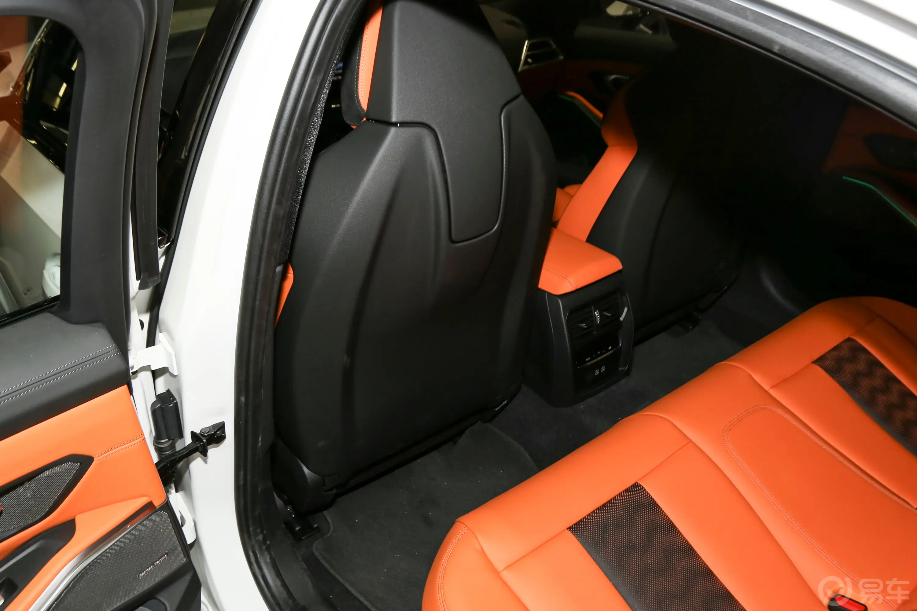 宝马M3M3 M xDrive 雷霆版后排功能