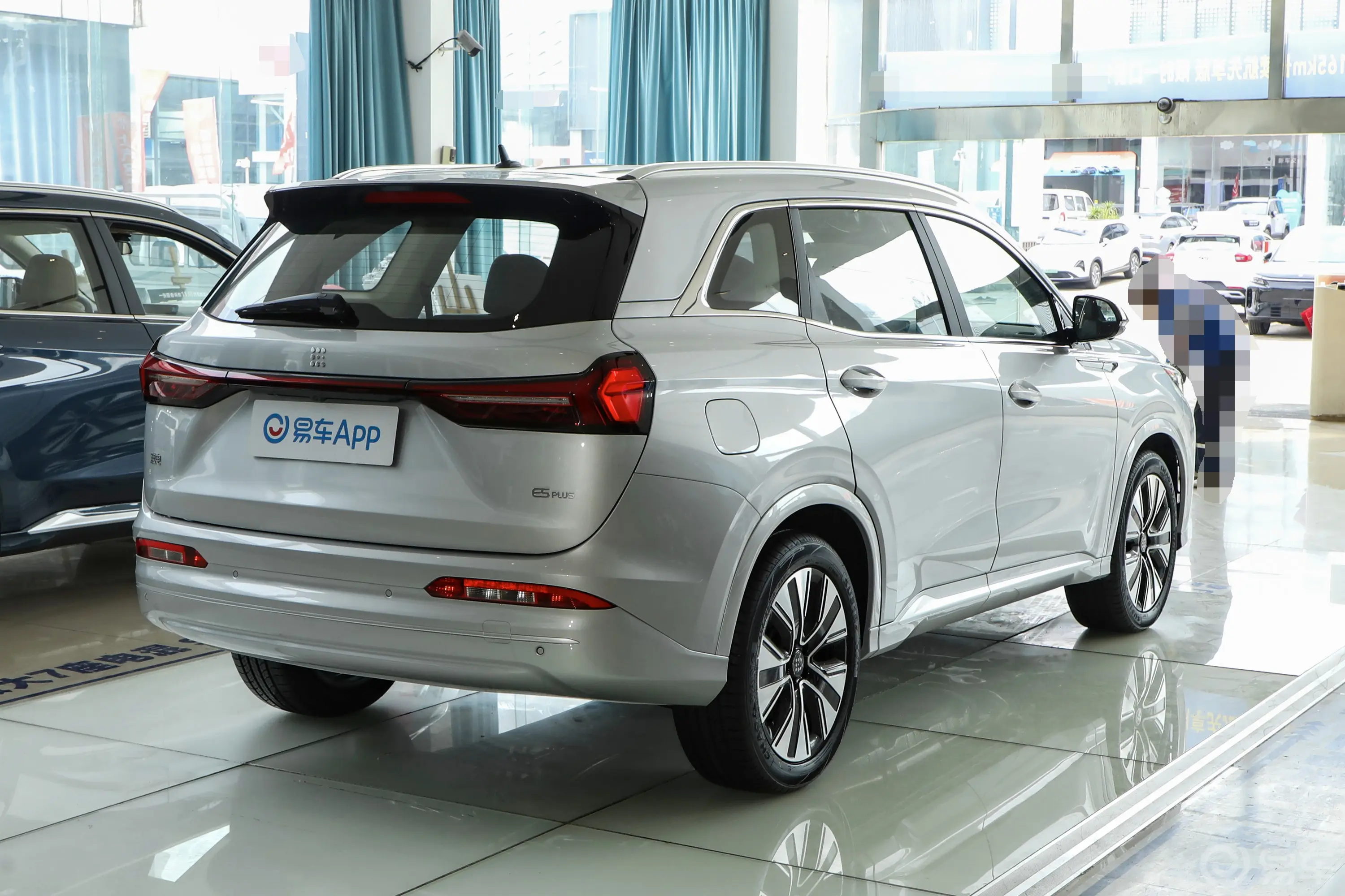 蓝电E5 PLUS1.5L 165km 旗舰版 7座侧后45度车头向右水平