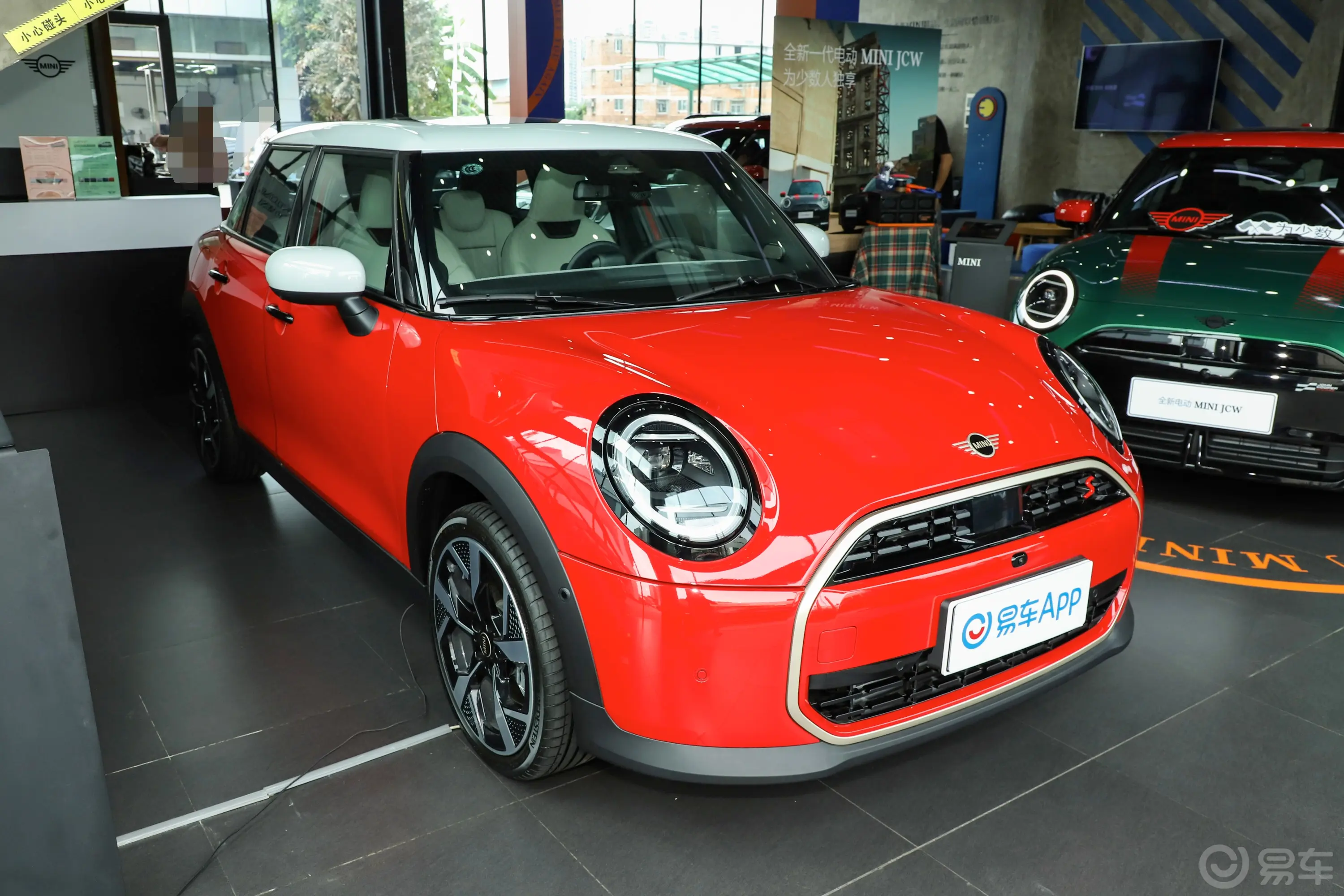 MINI2.0T COOPER S 艺术家 五门版侧前45度车头向右水平
