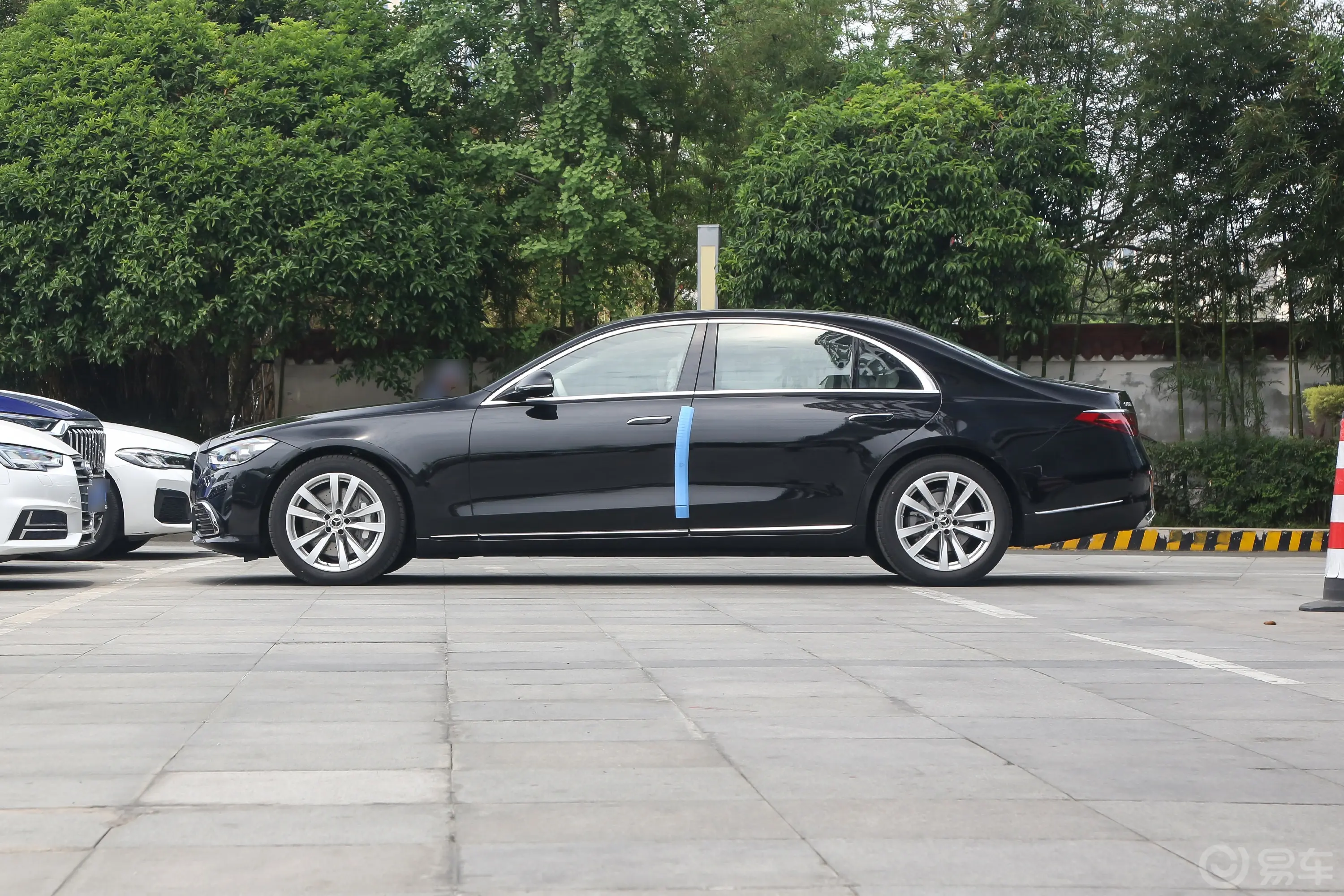 奔驰S级S 400 L 商务型正侧车头向左水平