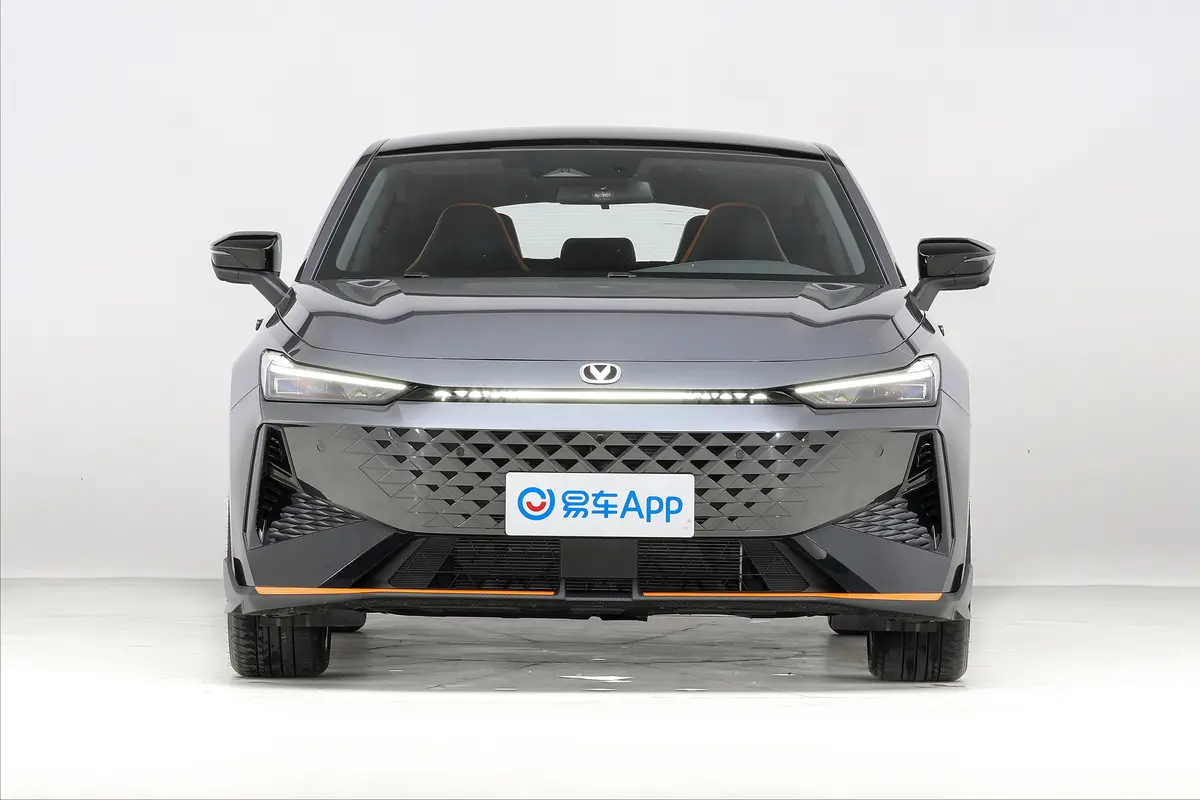 长安UNI-V1.5T 500Bar尊贵运动型正前水平