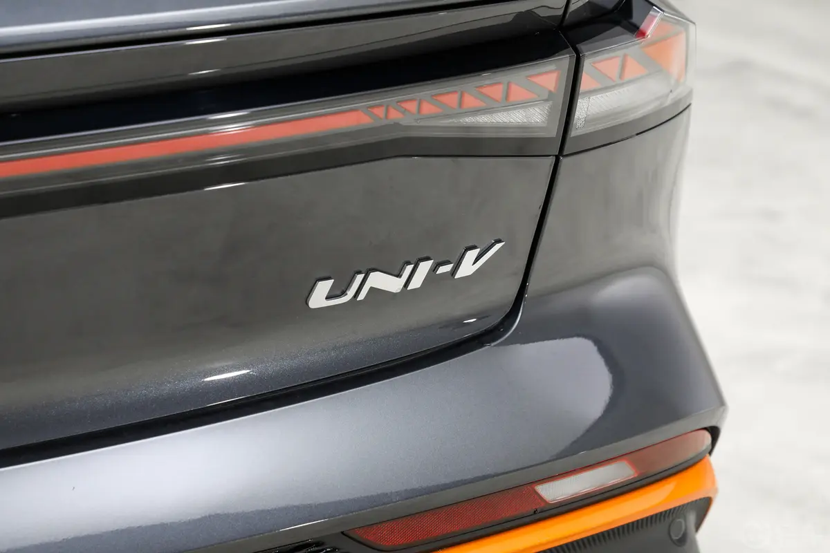 长安UNI-V1.5T 500Bar尊贵运动型外观细节